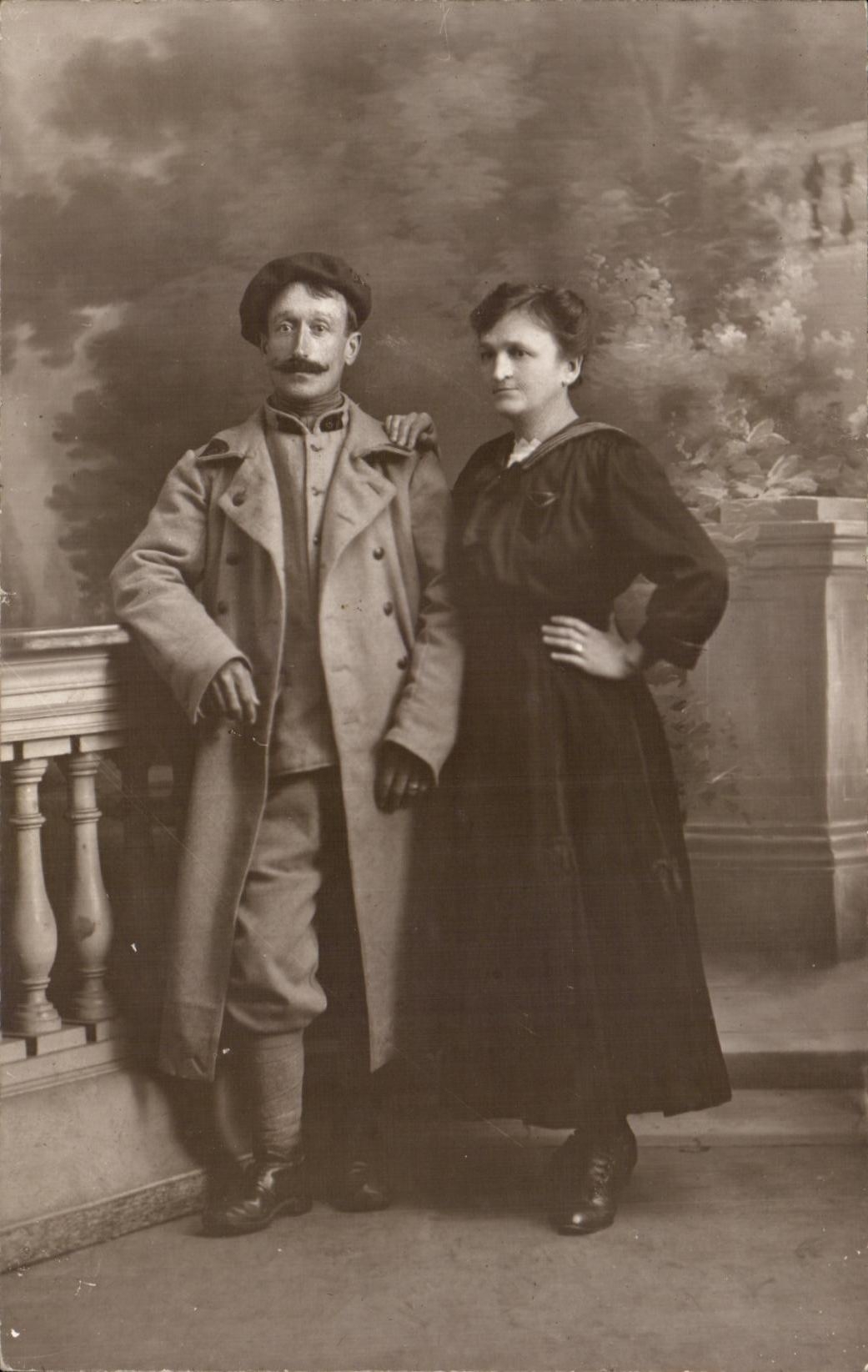 CARTE PHOTO Femme Folklore Solda tmilitaria 