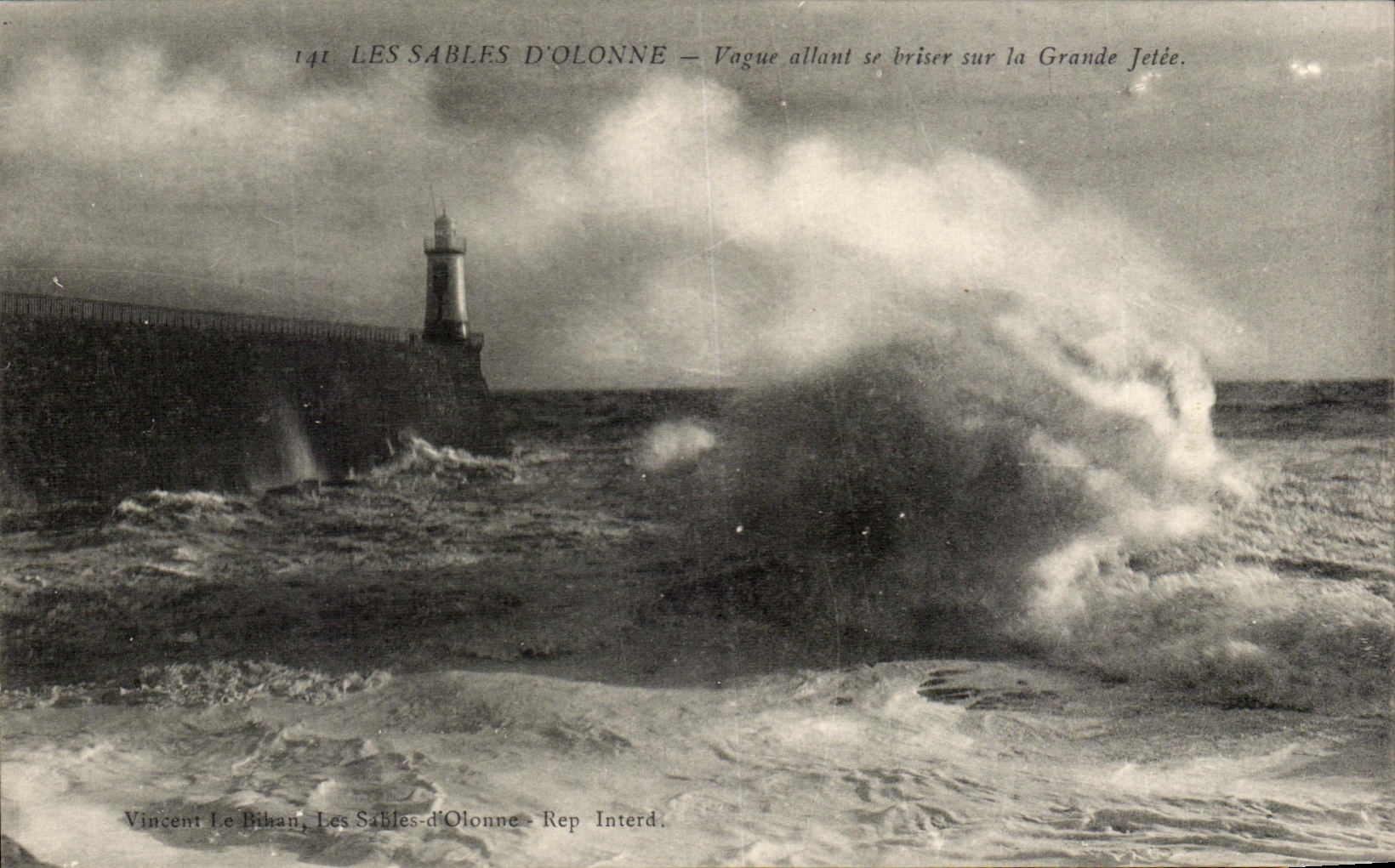 Energia vaga del d'Olonne de los Sables de CPA a romperse en el embarcadero grande