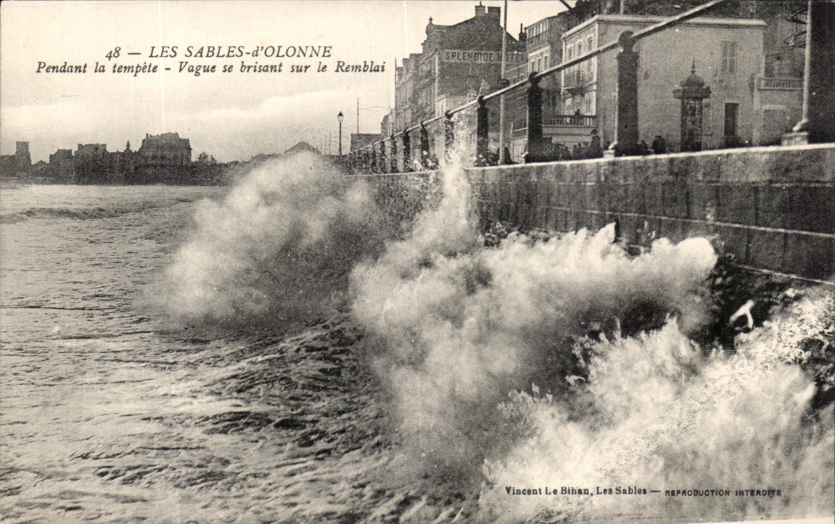 d'Olonne de los Sables de CPA durante la tormenta vaga que se rompe en el terraplen