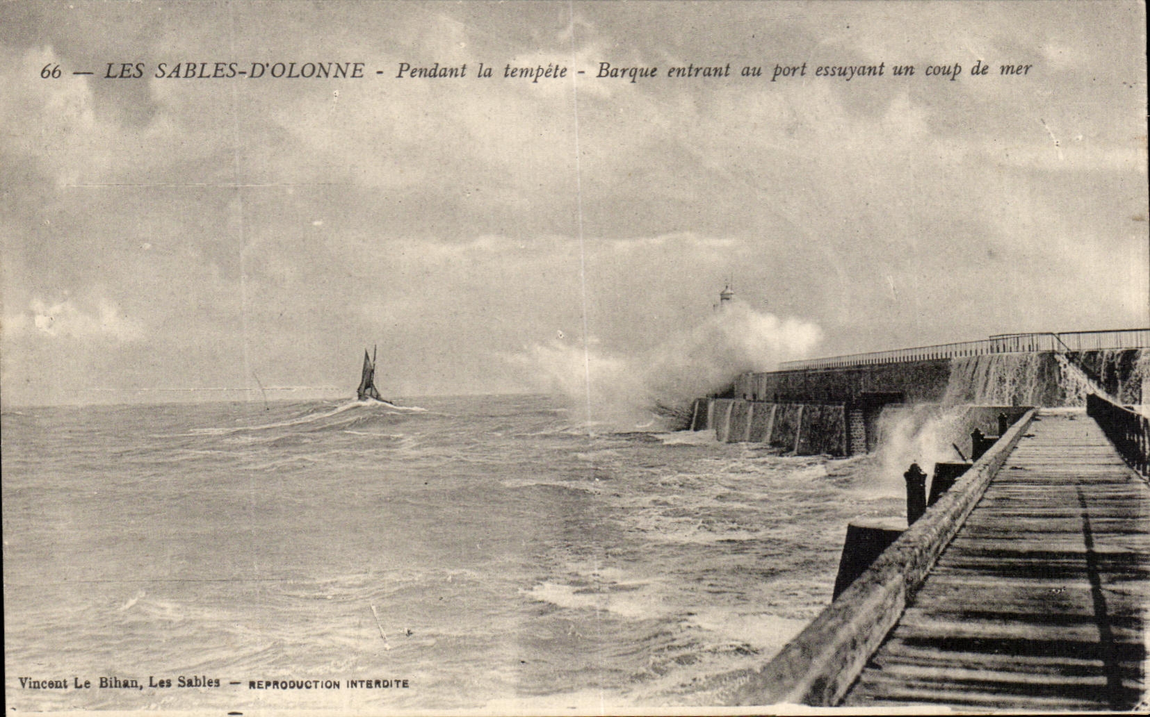 d'Olonne de los Sables de CPA durante el barco de tormenta que entra en al essuyant portuario una inflamacion pesada