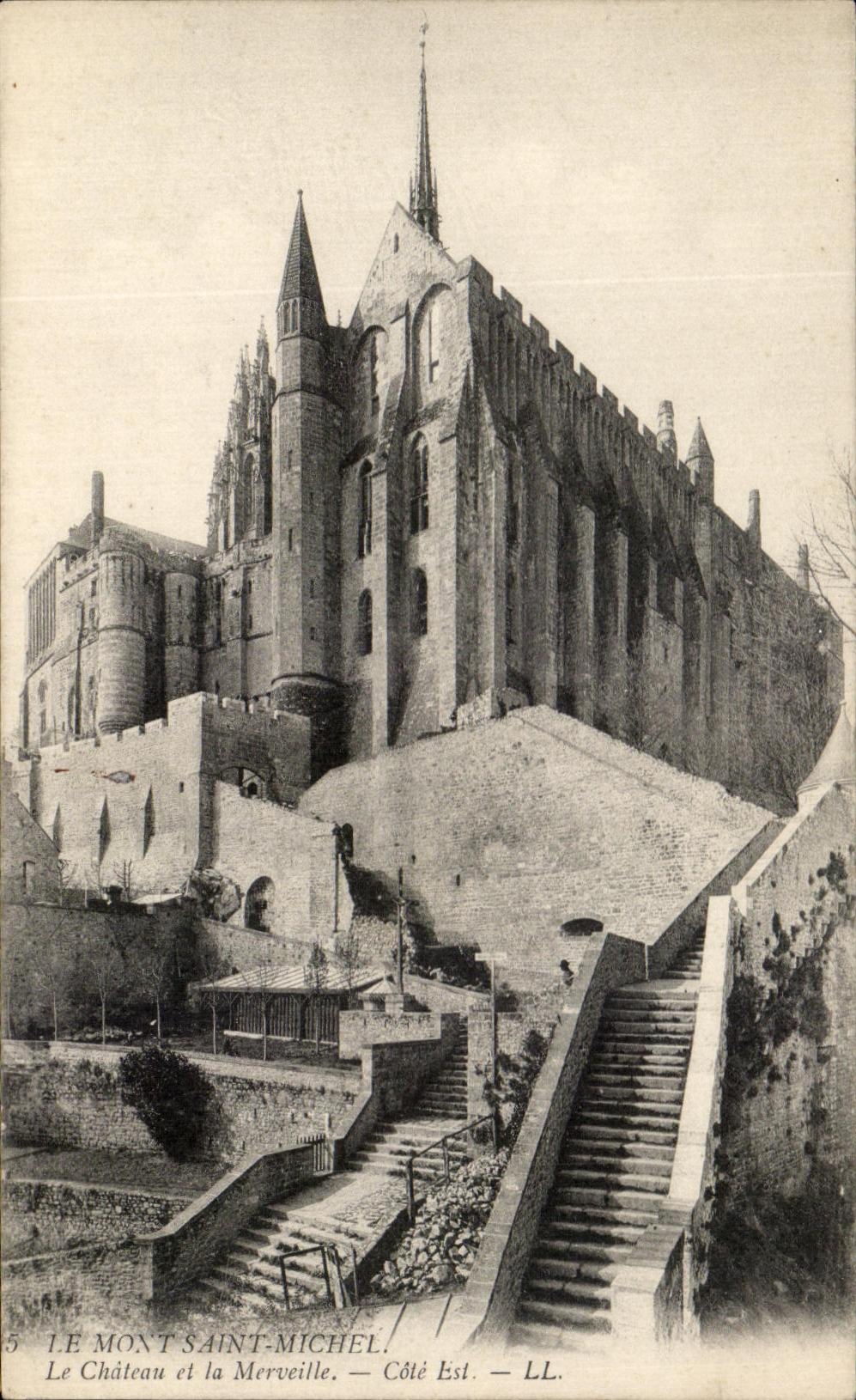 CPA Le Mont Saint Michel Le Chateau et la Merveille Cote Est