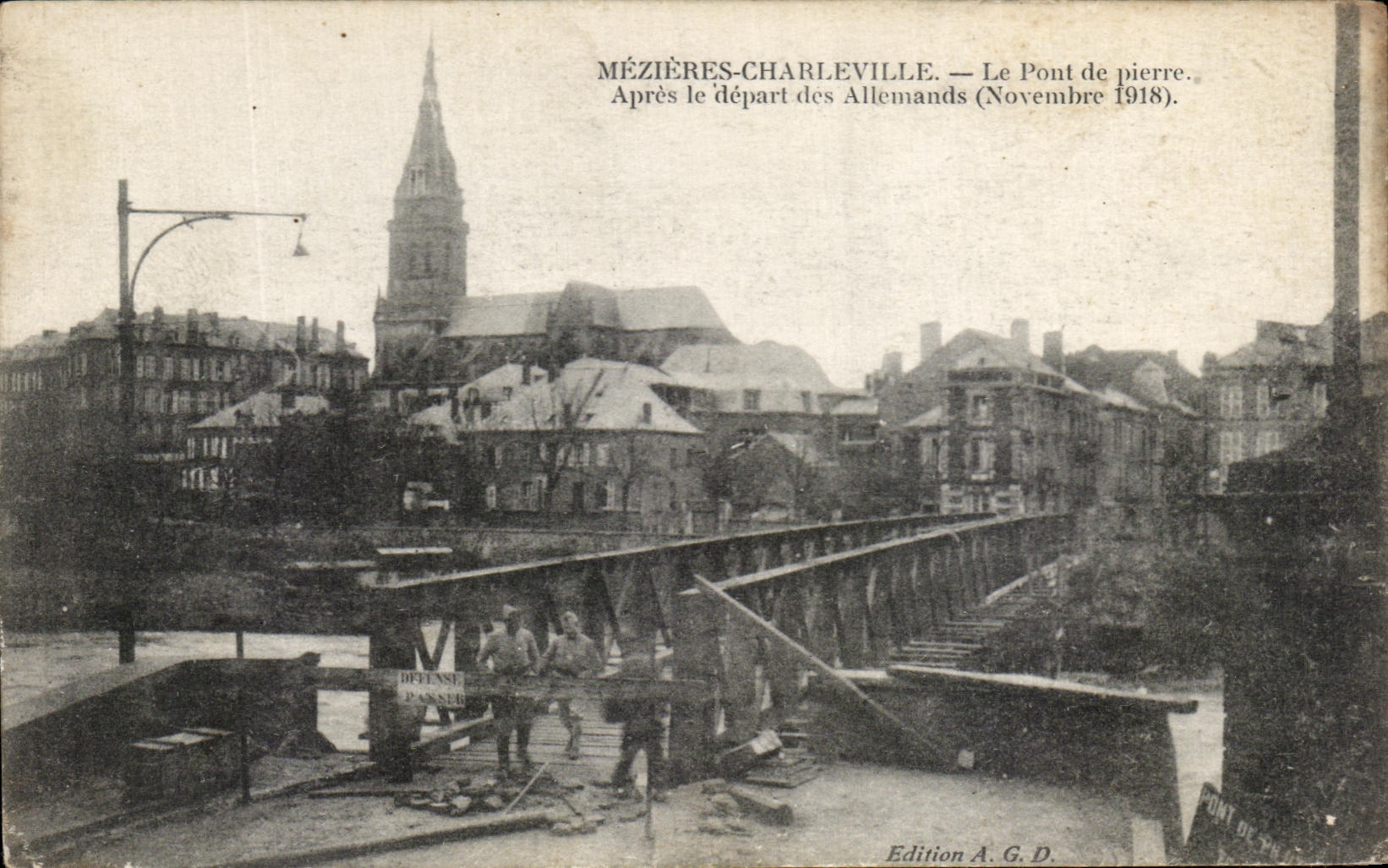CPA Mezieres Chableville Le Pont de Pierre Apres le depart des allemands Novembre 1918 Militaria 