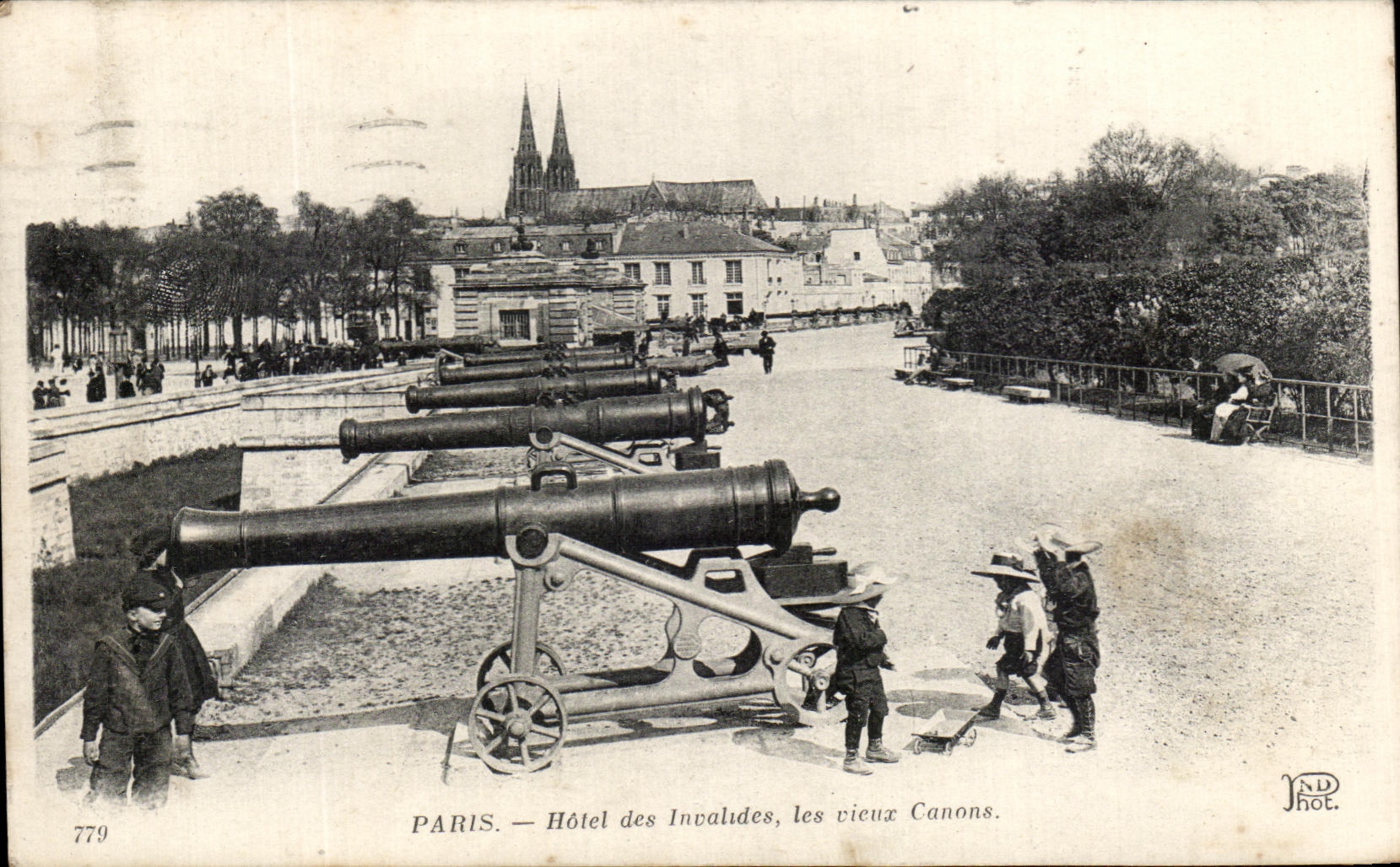 CPA Paris Hotel Des Invalides Les Vieux Canons Enfants