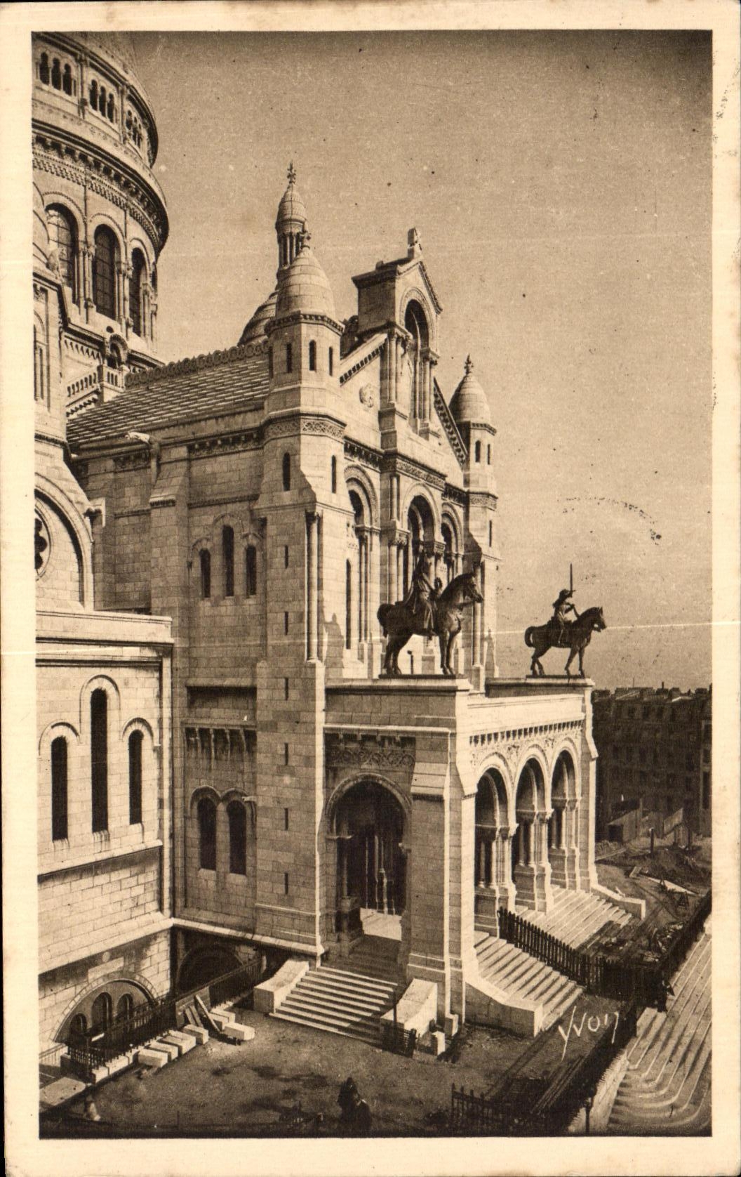 CPA Paris While Strolling Main entrance Of the Basilica Of the Sacring Montmartre Heart