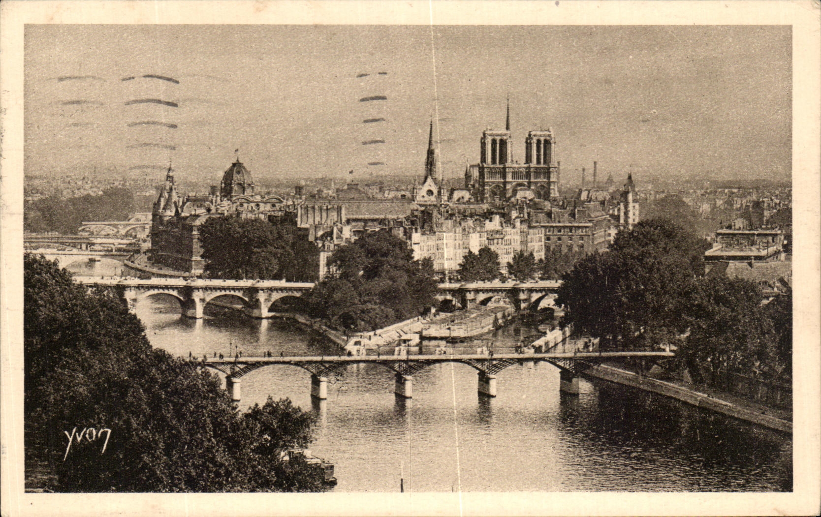 CPA Paris While Strolling the ISCED Notre Dame