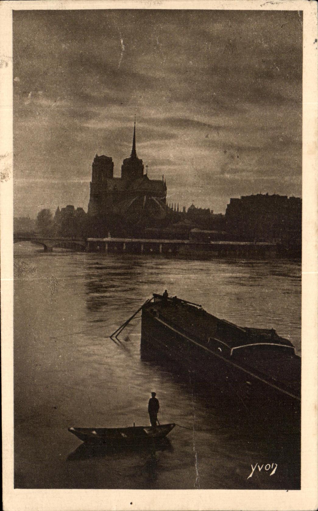 CPA Paris While Strolling the Seine with the Quay of the Small tower Barge