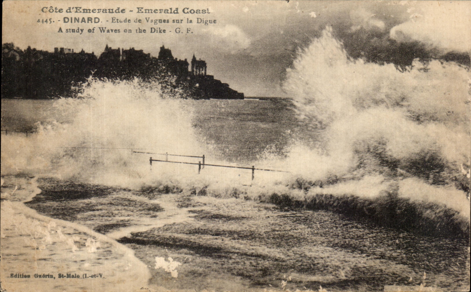 CPA Dinard Etude de Vagues sur la Digue 