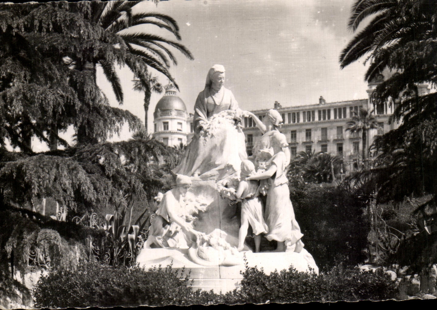 CPA the Dimension Of Azure Nice Cimiez Monument with the Victoria Queen
