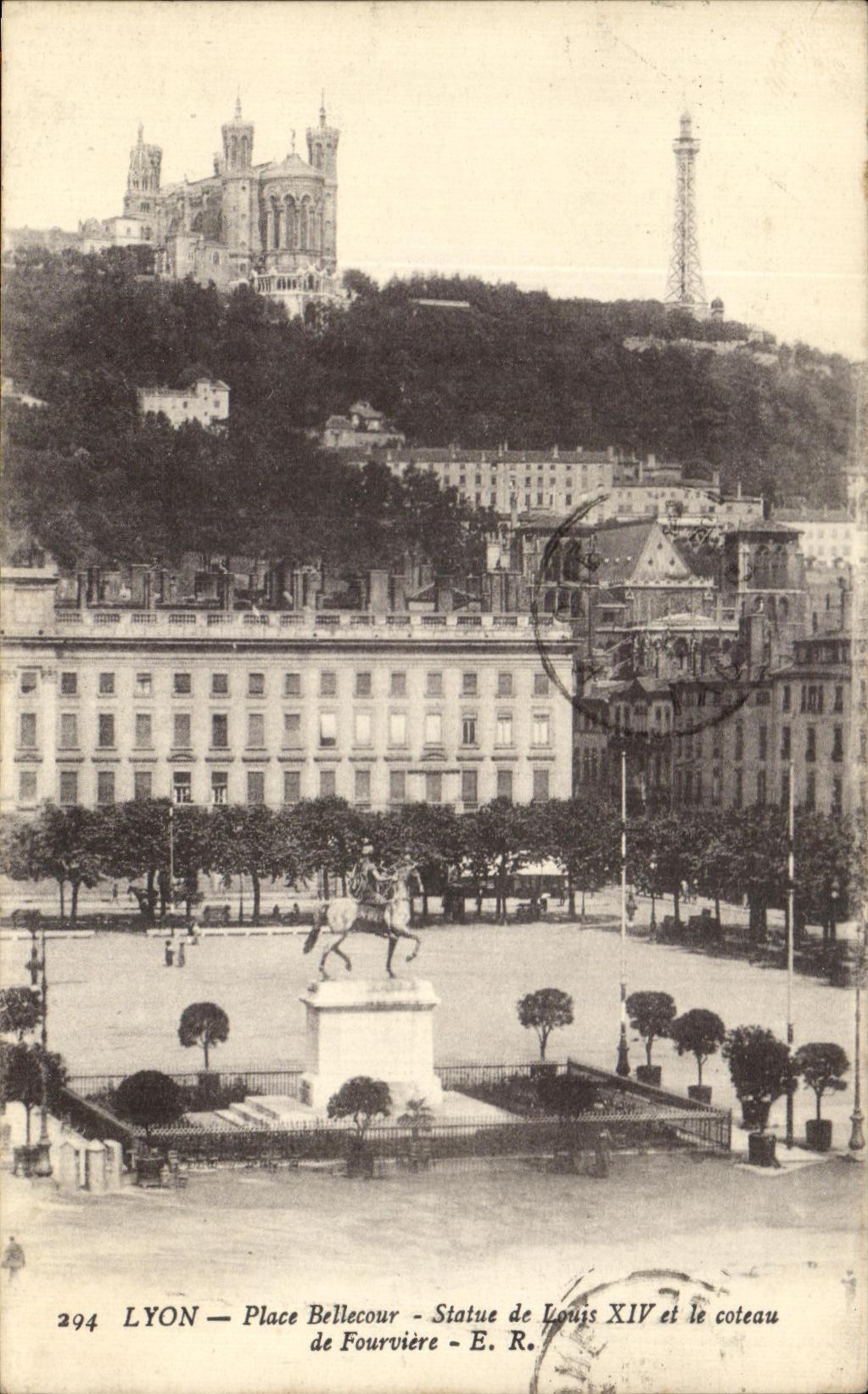 CPA Lyon Places Bellecour Statue of Louis XIV and the slope of Fourviere