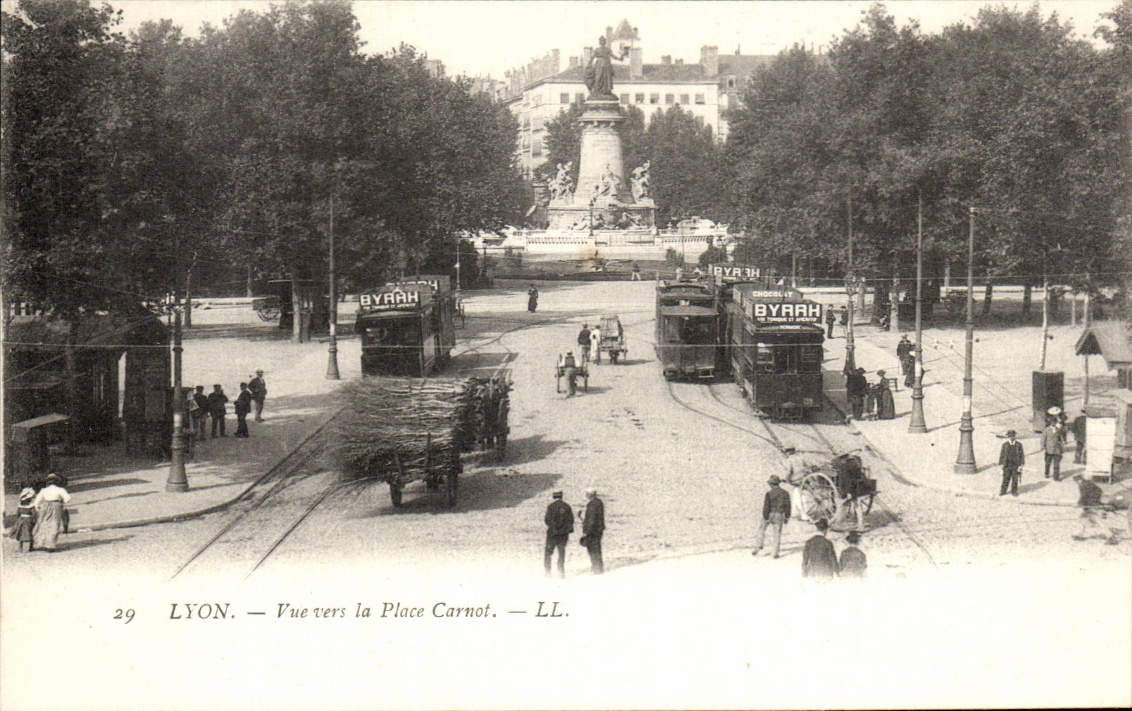 CPA Lyon Seen towards the Place Carnot Byrrh Trams