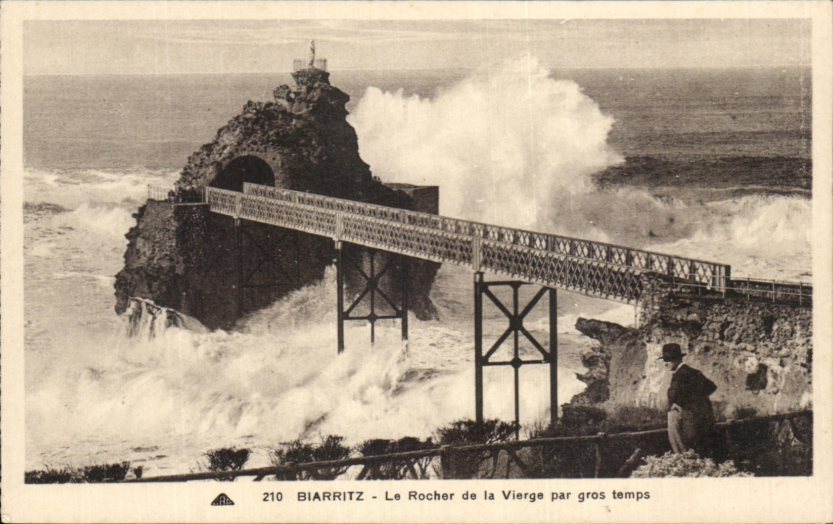 CPA Biarritz La Rocher de la Vierge Par Gros Temps