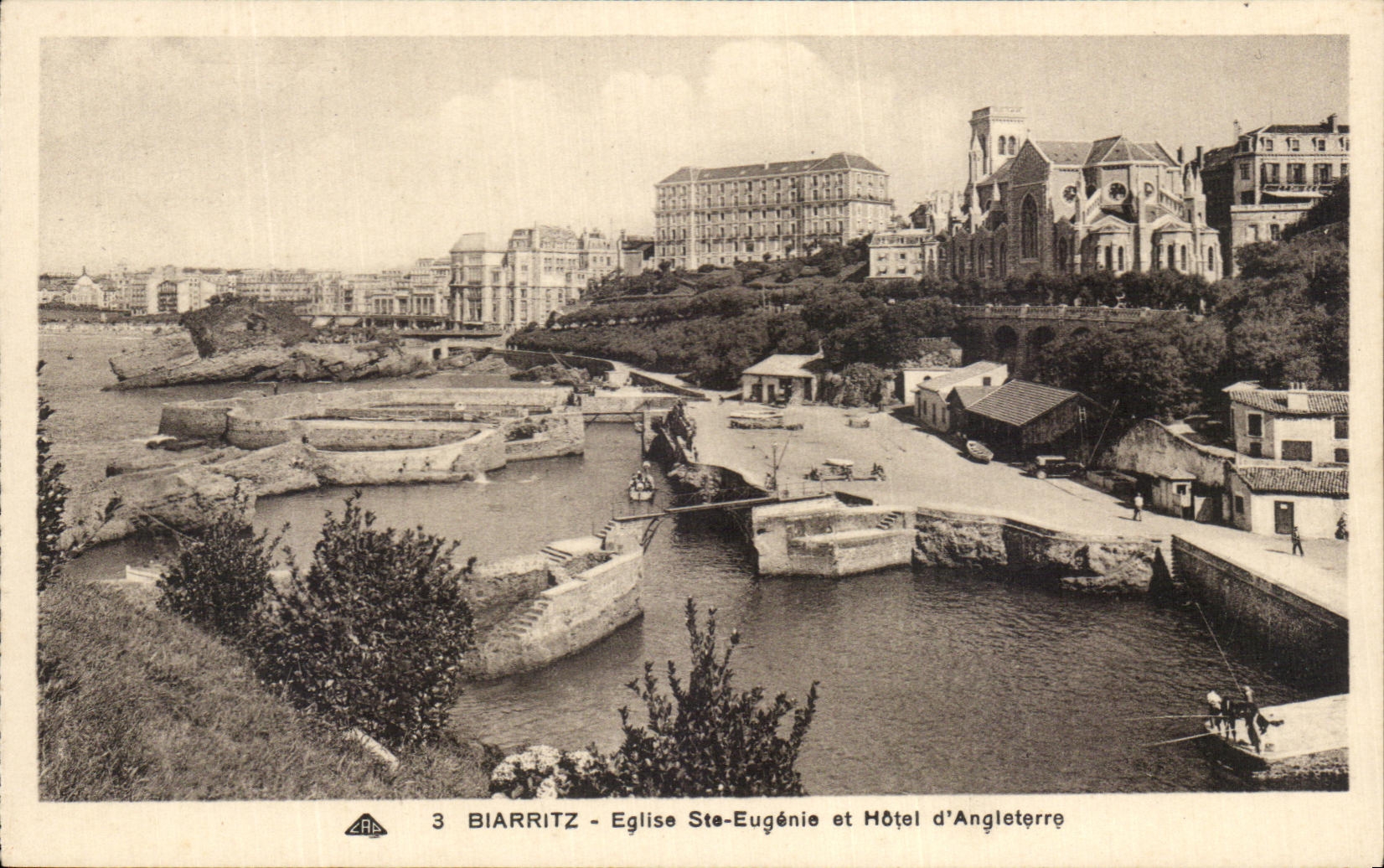 CPA Biarritz Eglise Ste Eugenie et Hotel d'Angleterre pecheurs
