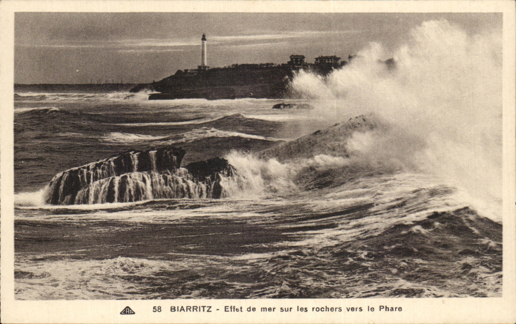 CPA Biarritz Effect de mer sur les rochers vers le phare