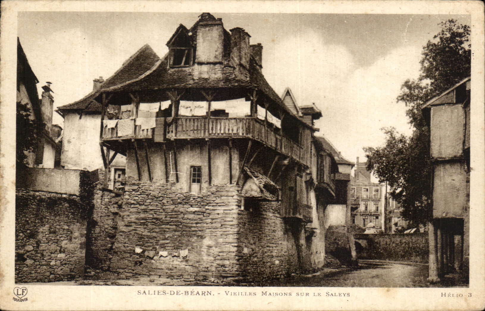 CPA Salies De Bearn Vieilles Maisons Sur Le Saleys