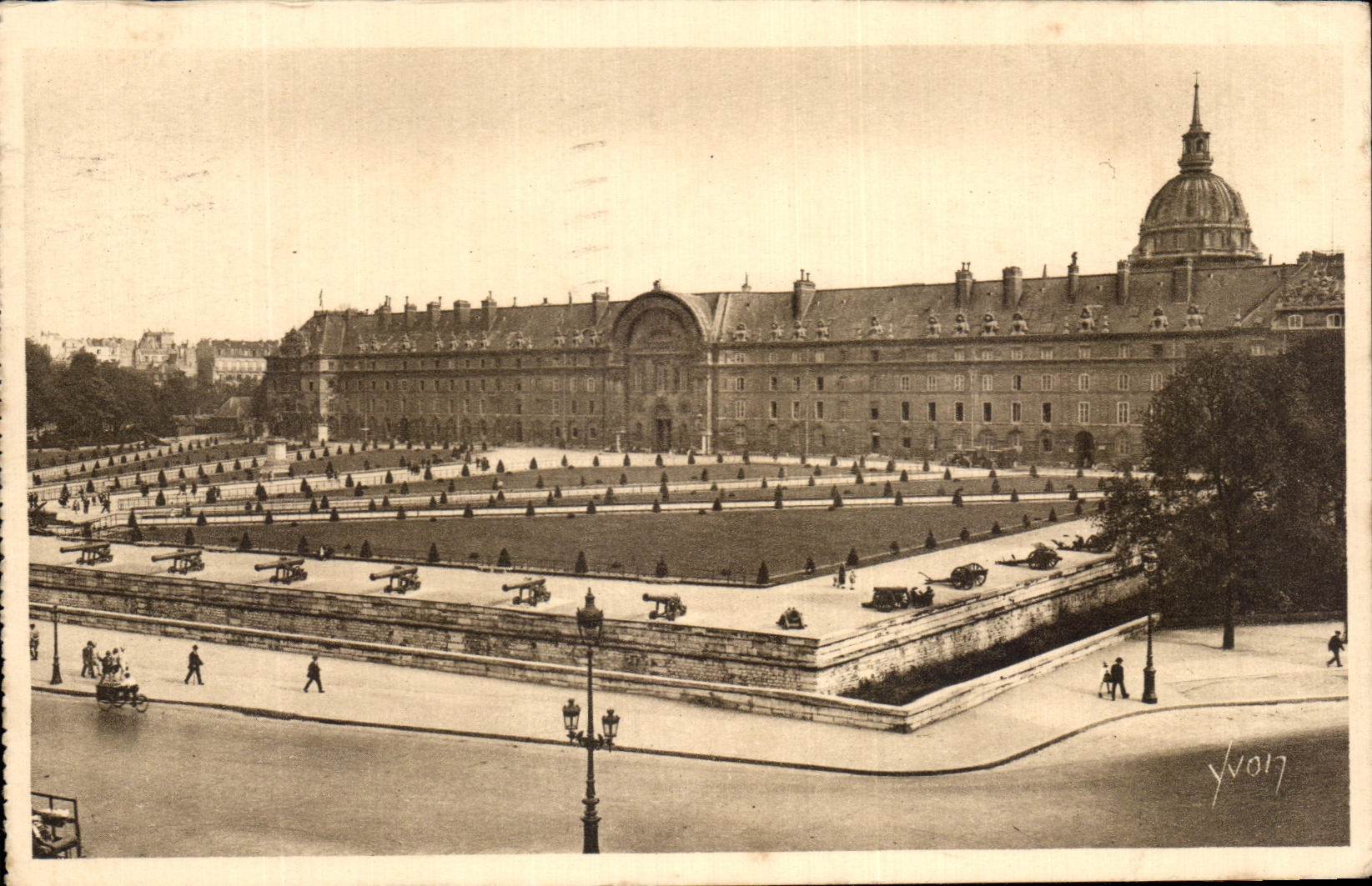 CPA Paris En Flanant L'Hotel des invalides vu de l'Esplanade