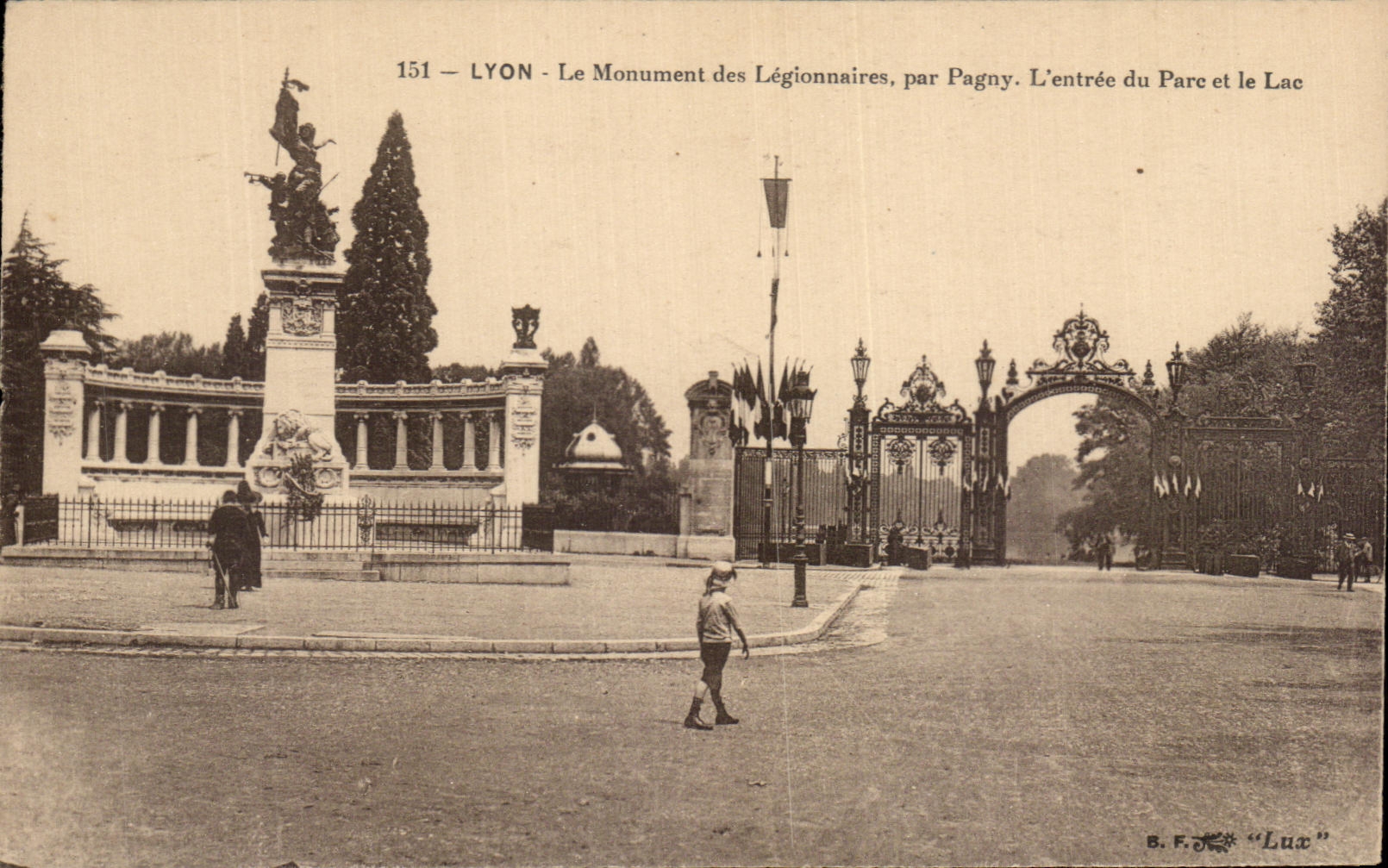 CPA Lyon Moument of the Legionaries by Pagny Entering of the Park and the Lake