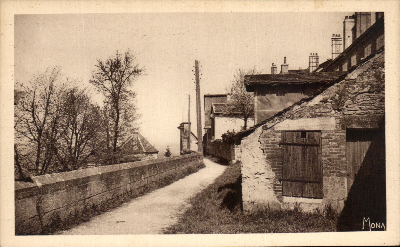 CPA Langres Un coin des remparts