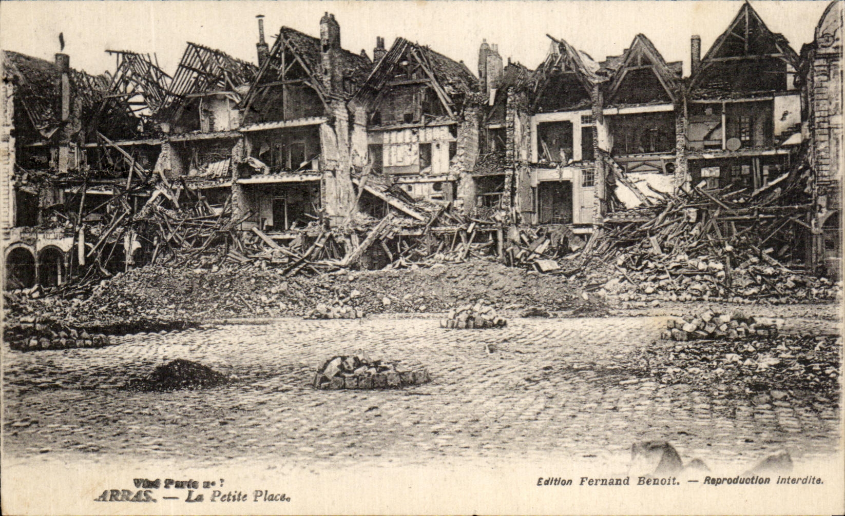 CPA Arras La Petite Place Militaria
