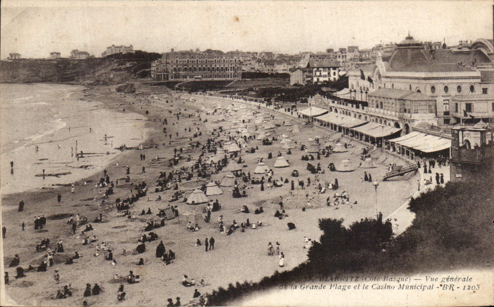 CPA Biarritz Vue Generale La Grande Plage et le Casino Municipal
