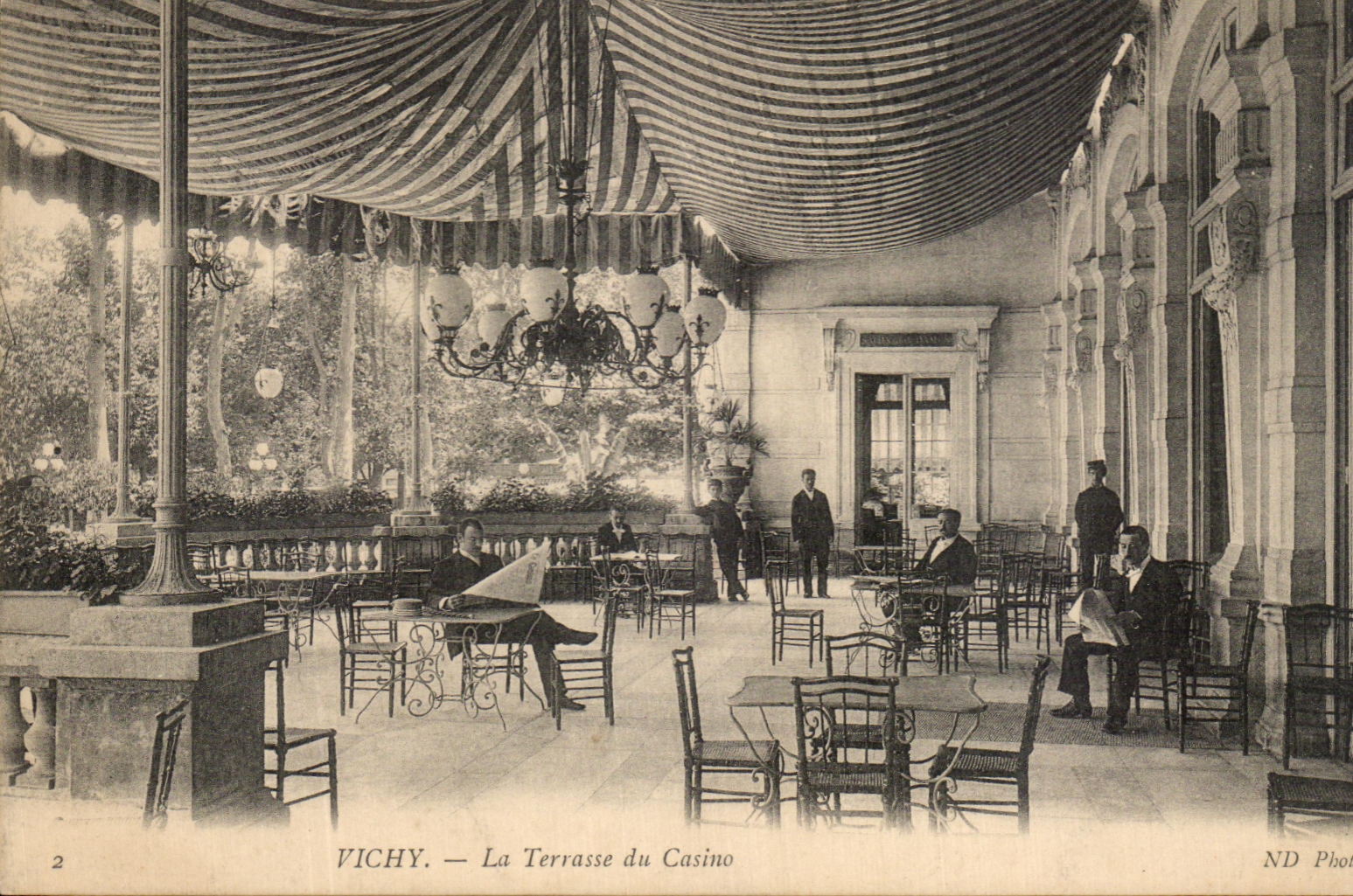 CPA Vichy the Terrace of the Casino
