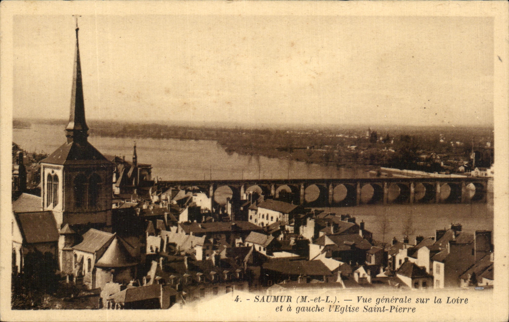 CPA Saumur Vue generale sur la Loire et a gauche l'Eglise saint Pierre