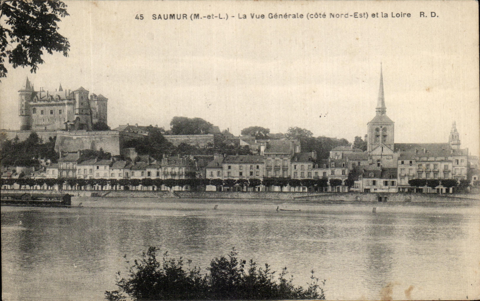 CPA Saumur La Vue Generale et la Loire