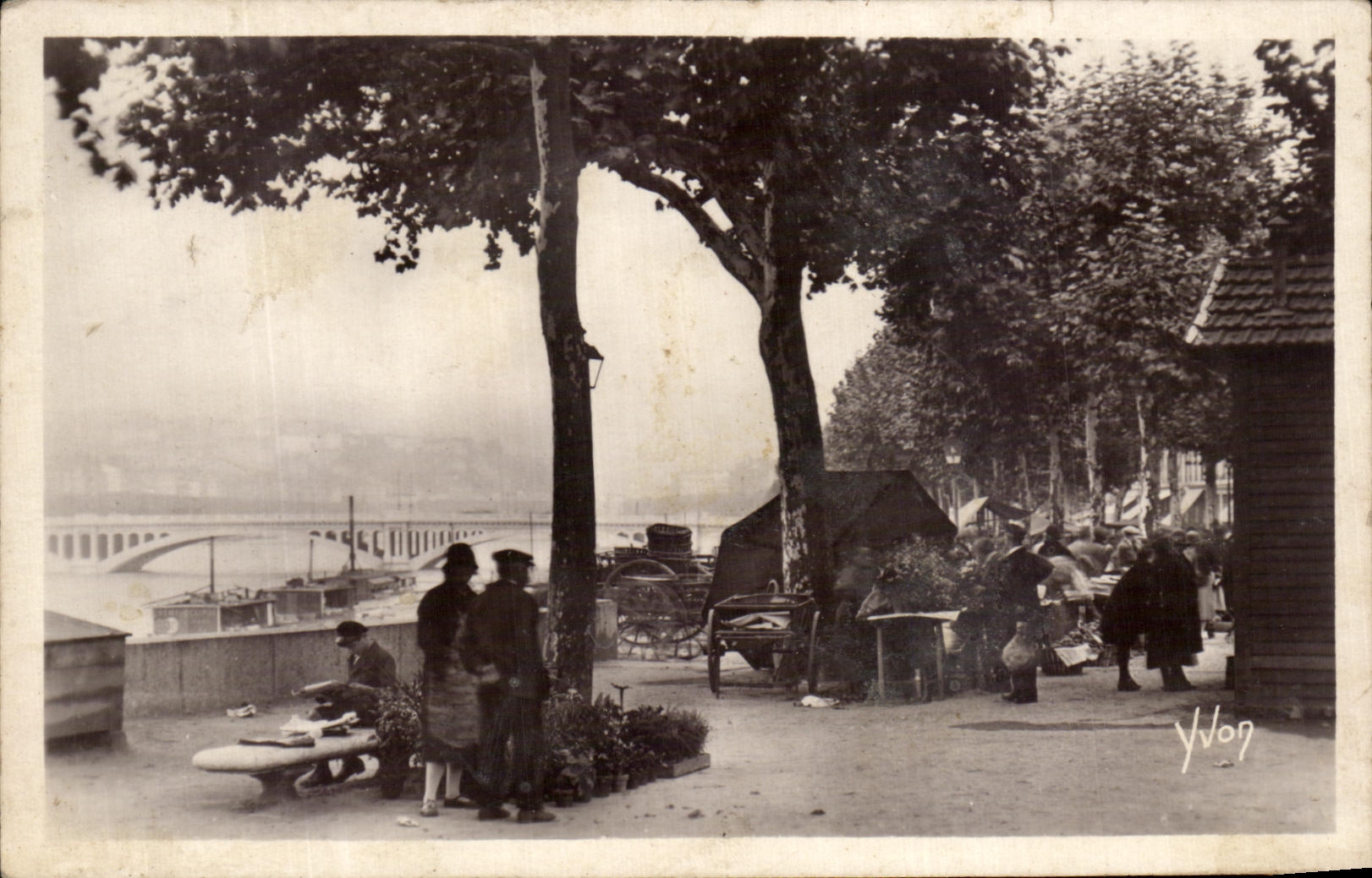 CPA Soft Lyon France the quay of Guillotiere