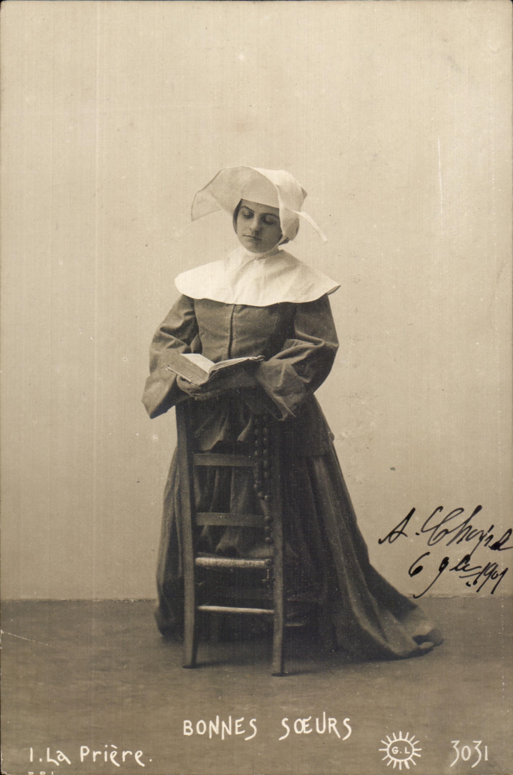 CPA Bonnes Soeurs Femme La priere