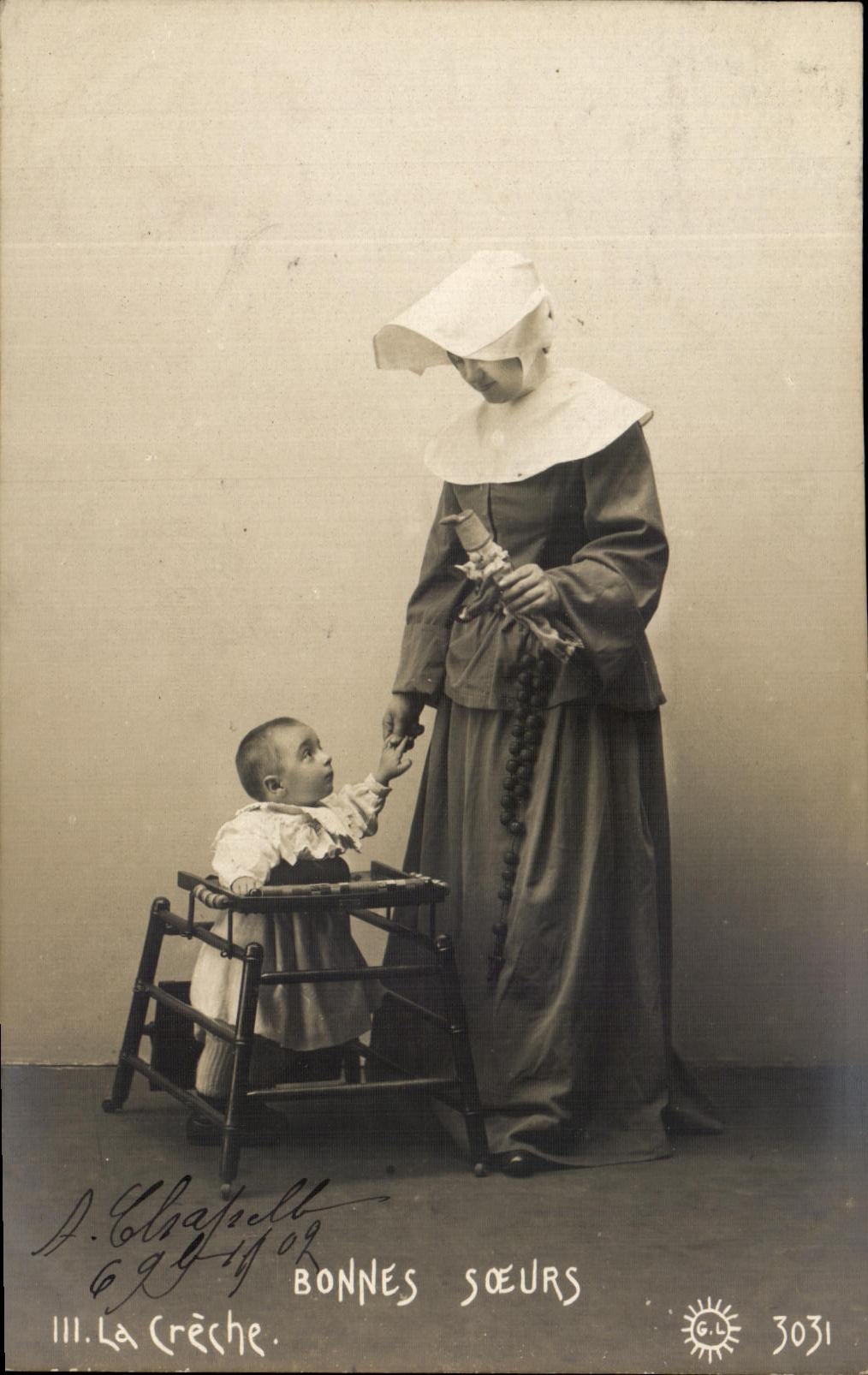 CPA Bonnes Soeurs La Creche Femme Enfant