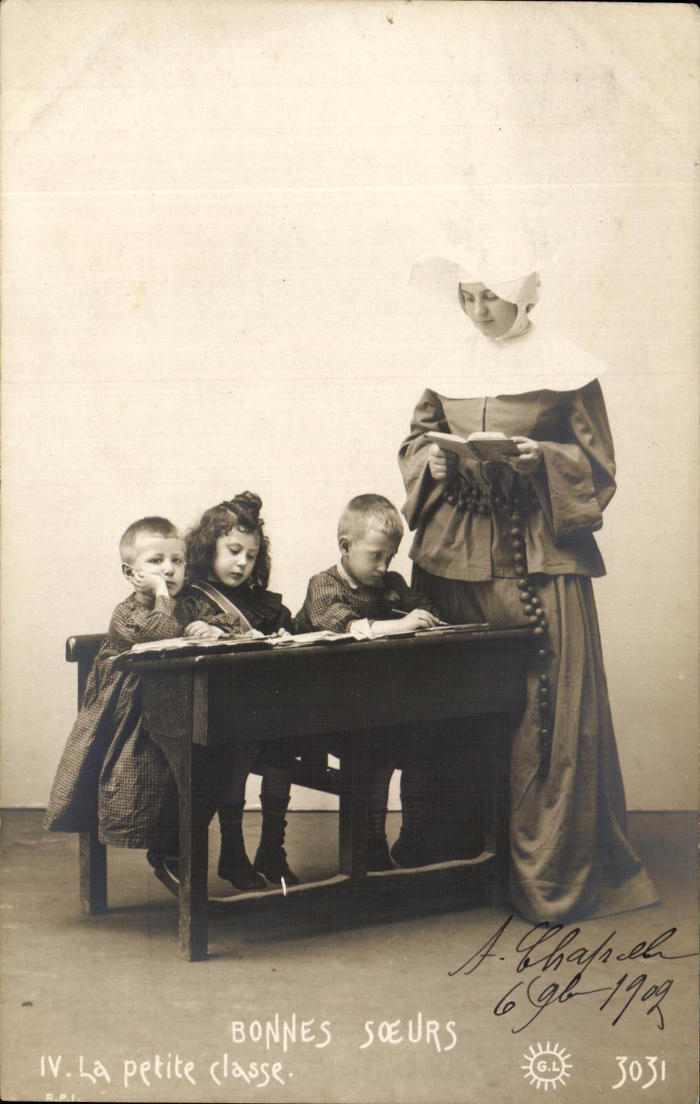 CPA Bonne Soeurs La Petite Classe Enfants