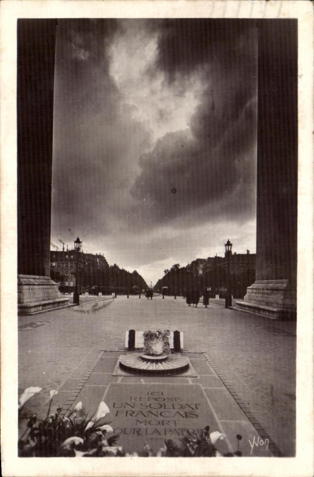 CPA Paris mientras que da un paseo la tumba del soldado desconocido Arc De Triomphe