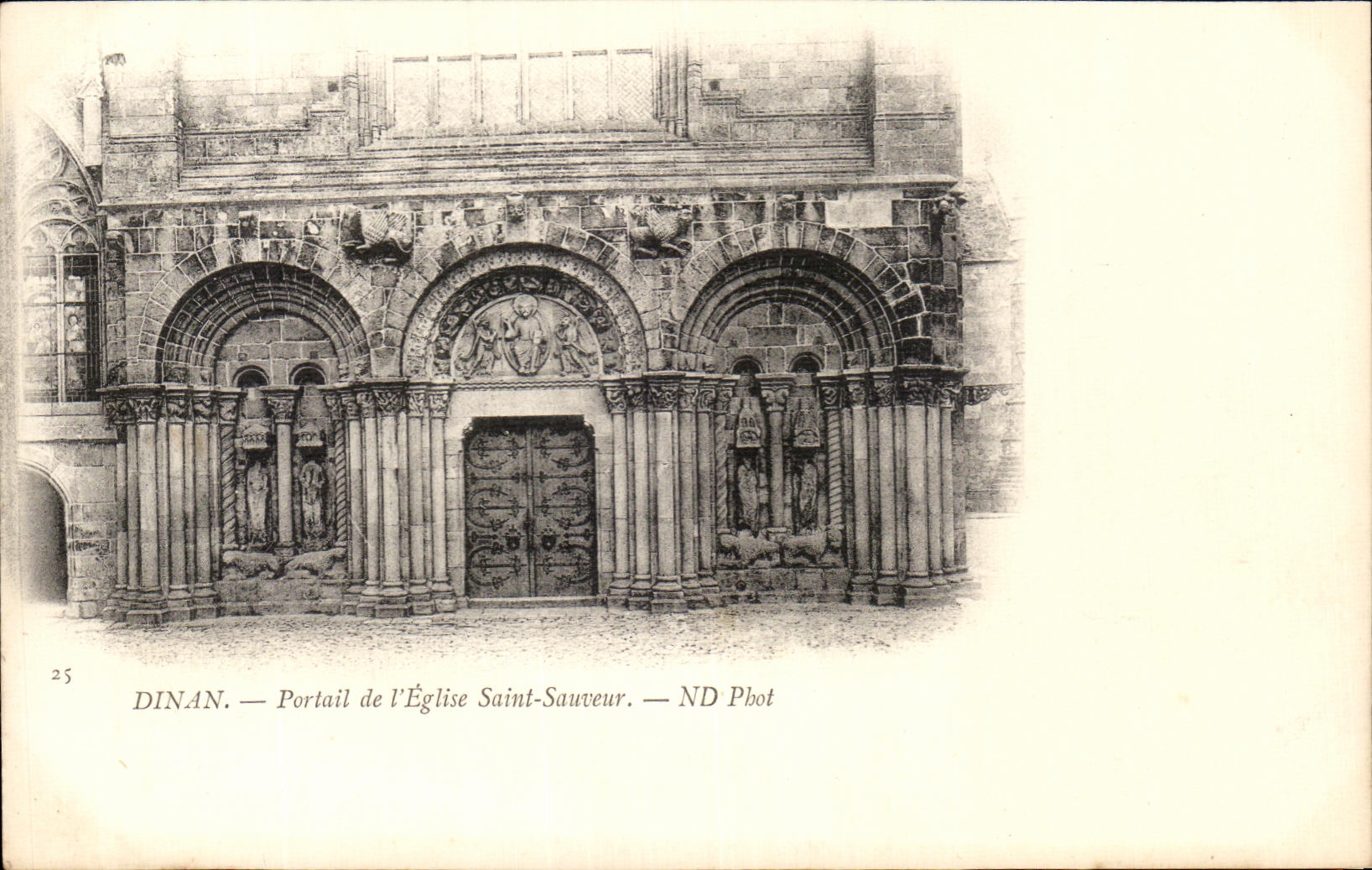 CPA Dinan Portail de L'Eglise Saint Sauveur