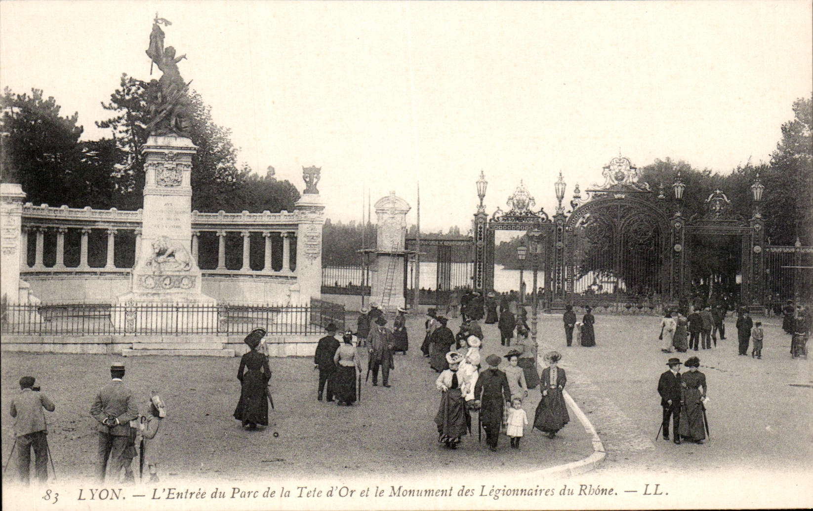 CPA Lyon Entrance of the park of the Gold Head and the Monument of the Legionaries of the Rhone