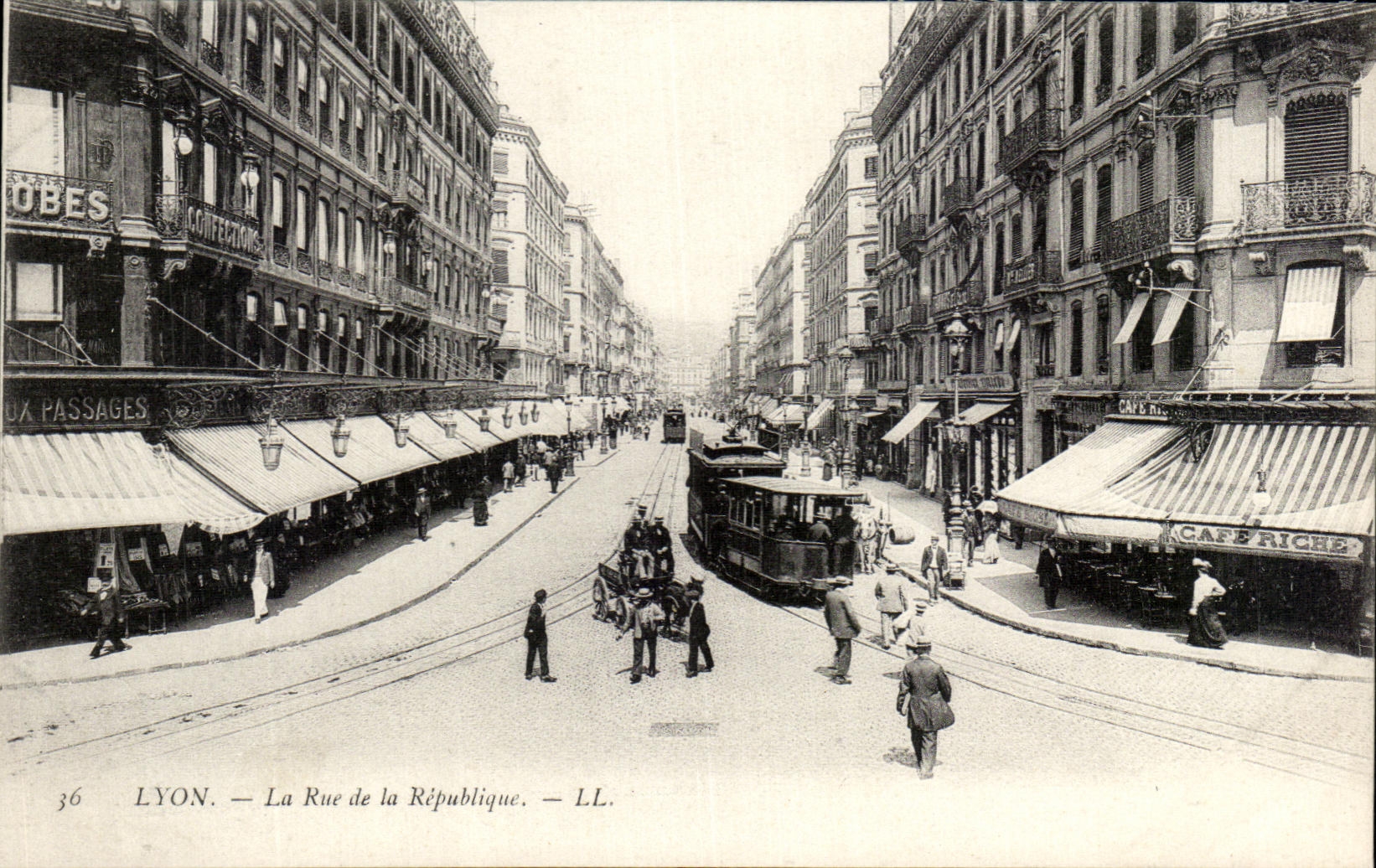 CPA Lyon the Street of the Republic Tram Conveys has ass