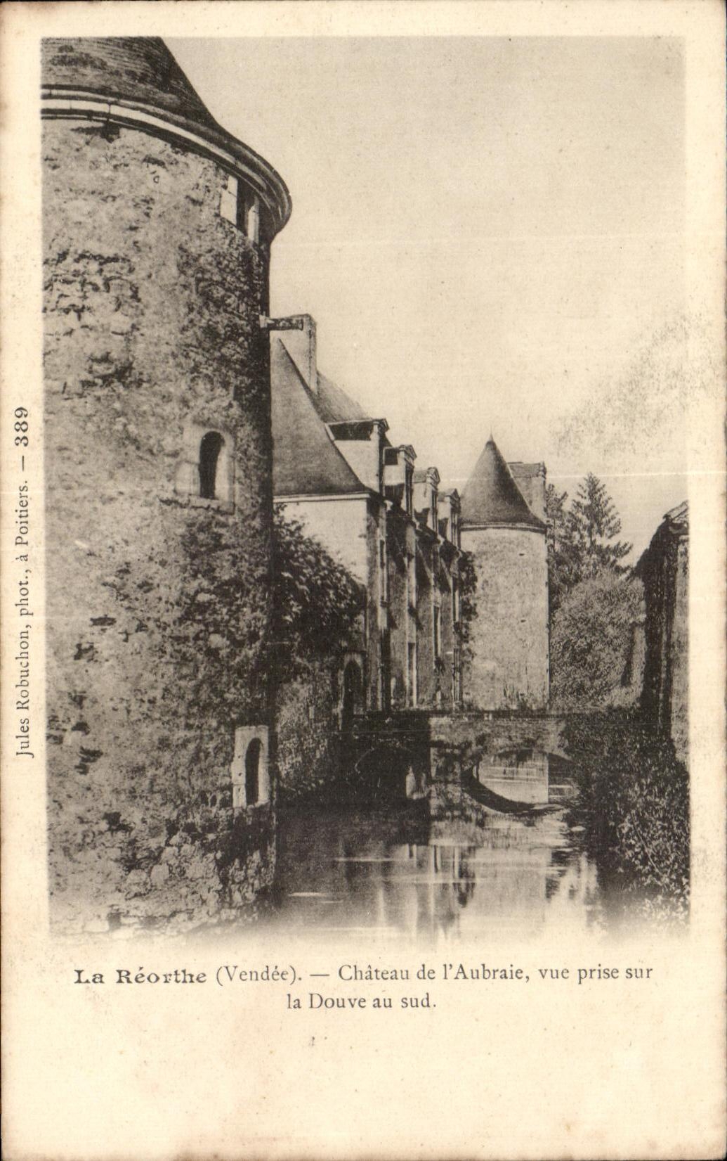 CPA La Reorthe Chateau de l'Aubraie vue prise sur la Douve au sud