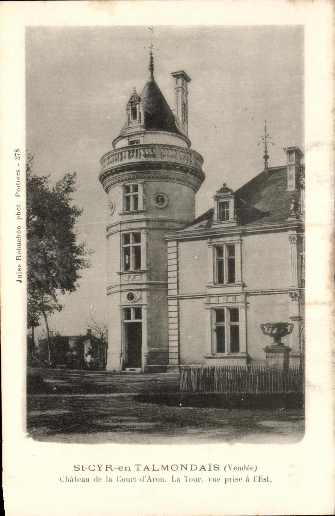 CPA St Cyr en Talmondais Chateau de la Court d Aron la Tour vue prise