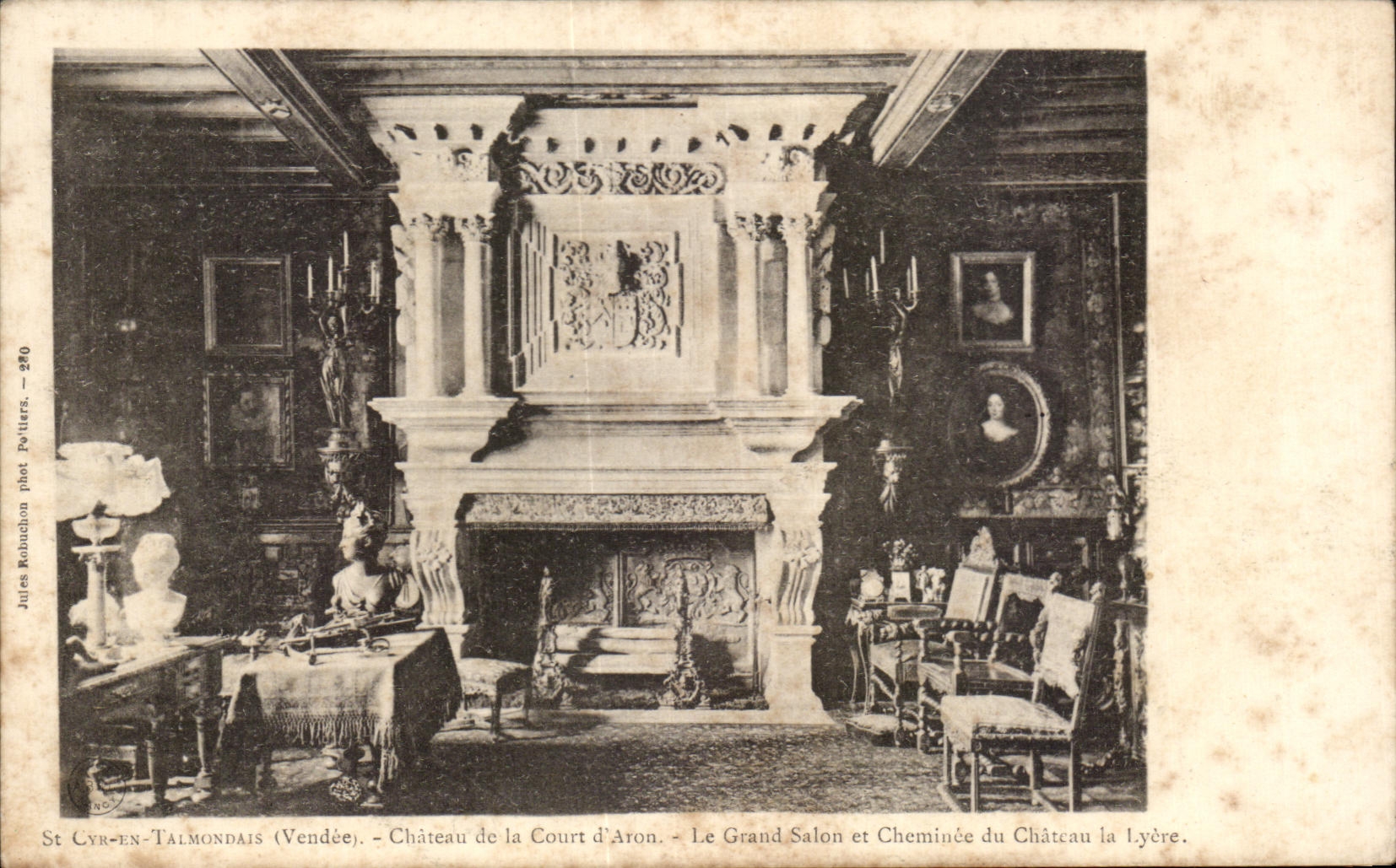 CPA St Cyr Talmondais Chateau de la Court d'Aron Le Grand Salon et Cheminee du Chateau la Lyere