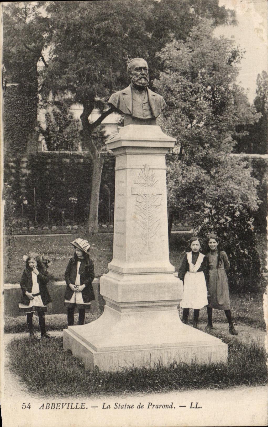 CPA Abbeville Statue of Prarond Children