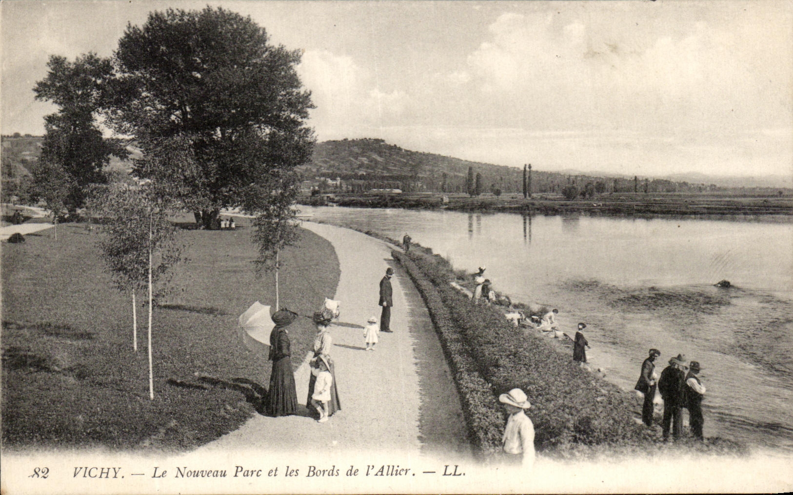CPA Vichy the New Park and Edges of Allier
