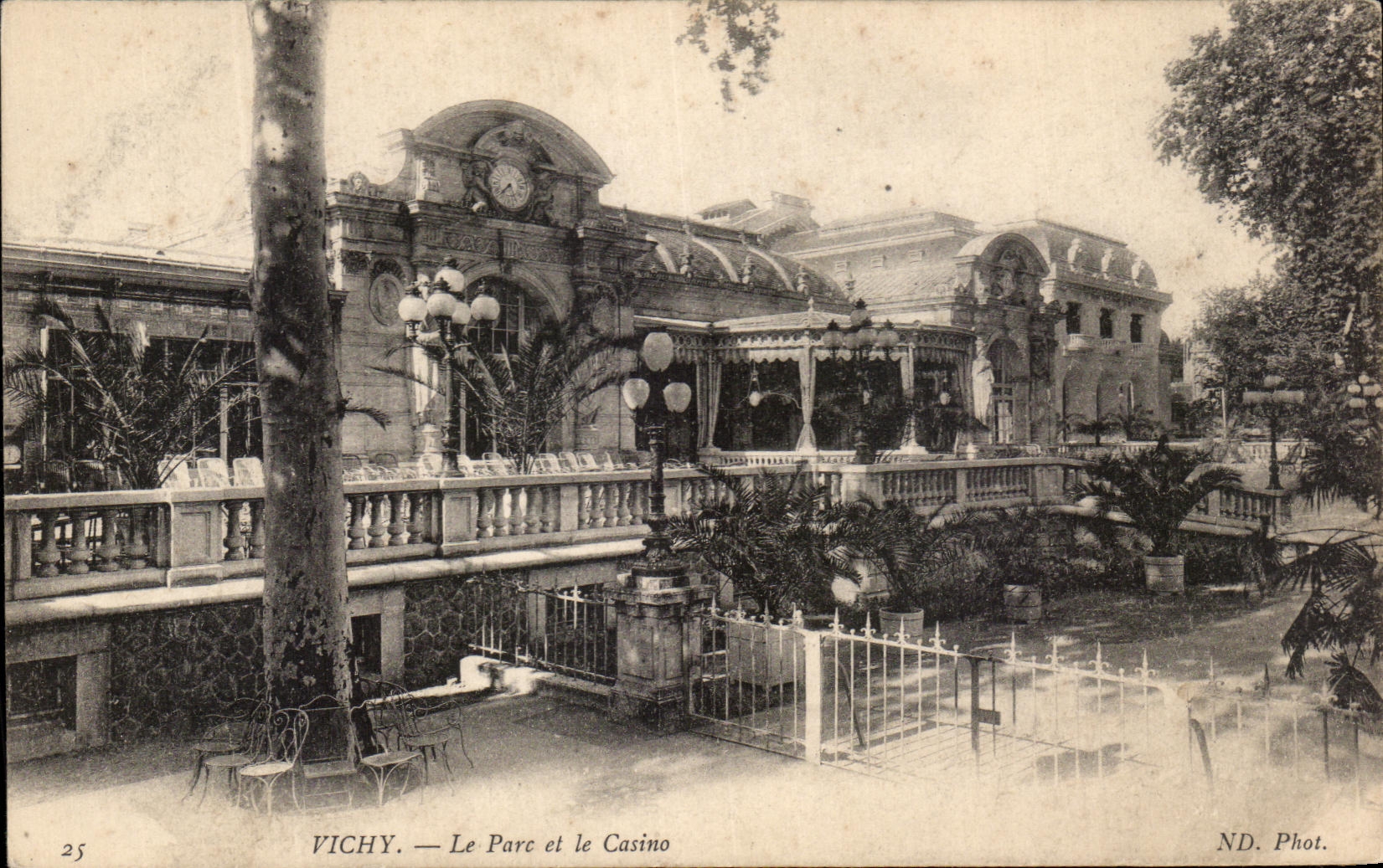 CPA Vichy the Park and the Casino
