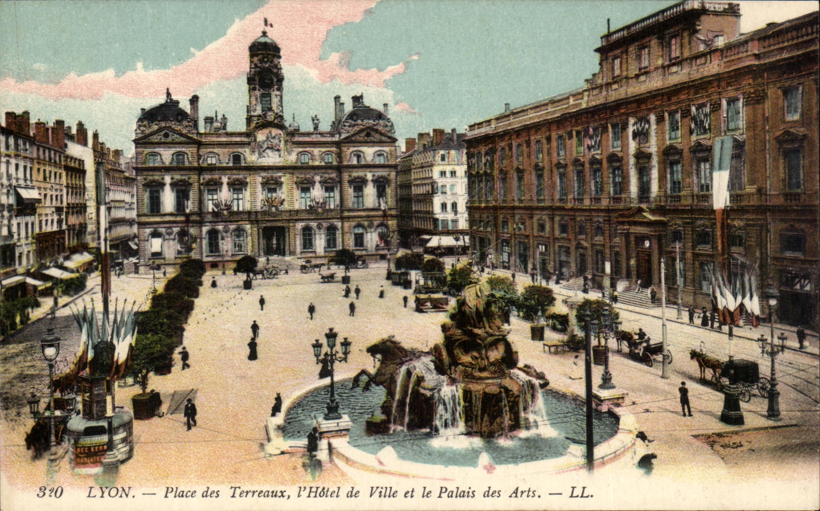 CPA Lyon Places of Terraux the Town hall and the Palate of Arts