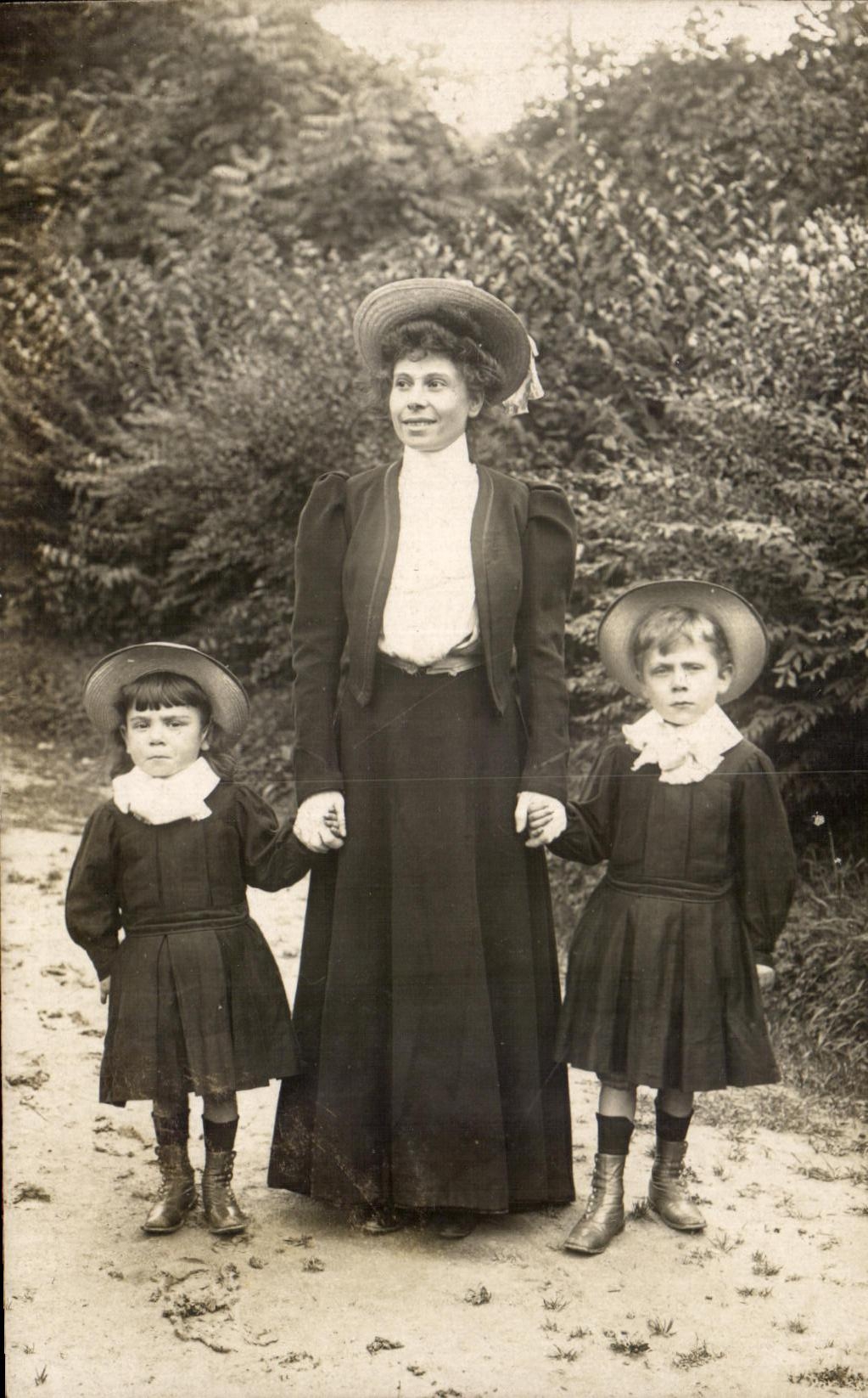 CARTE PHOTO Grand mere et enfants