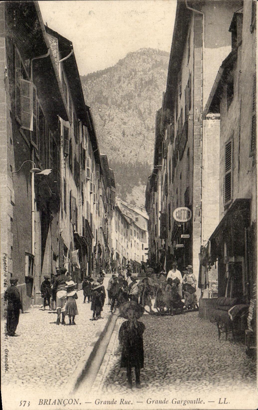 Ninos grandes de la caneria del humo de la calle principal de CPA Briançon