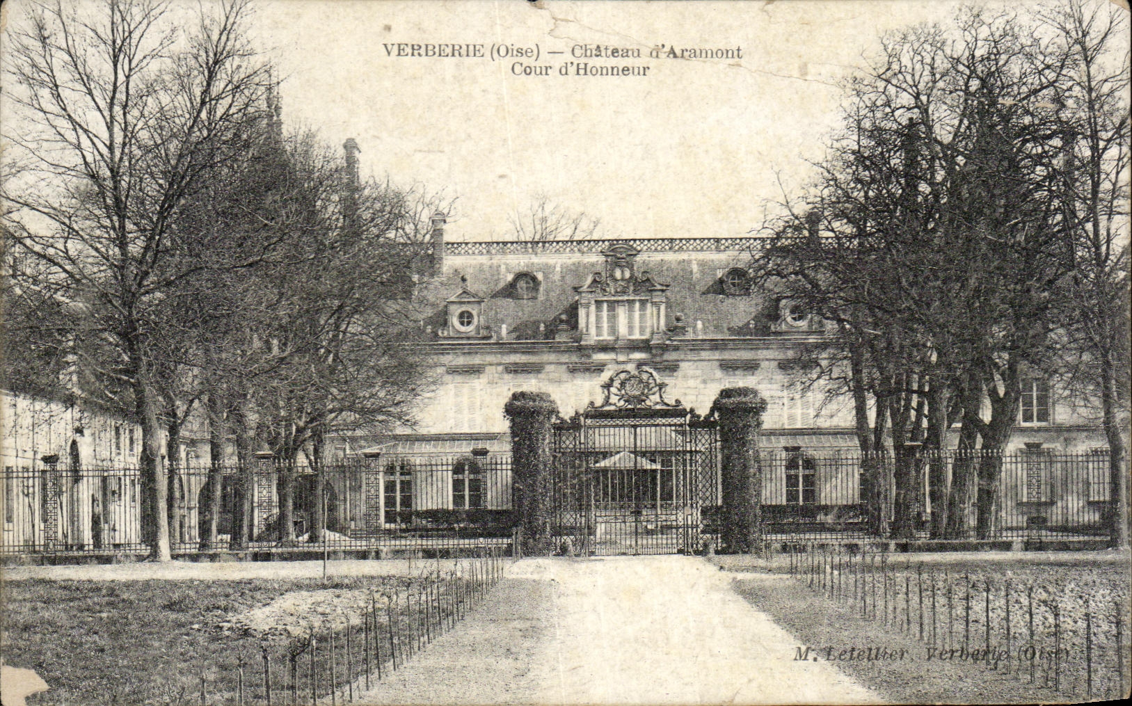 CPA Verberie Chateau d'Aramont Cour d'Honneur