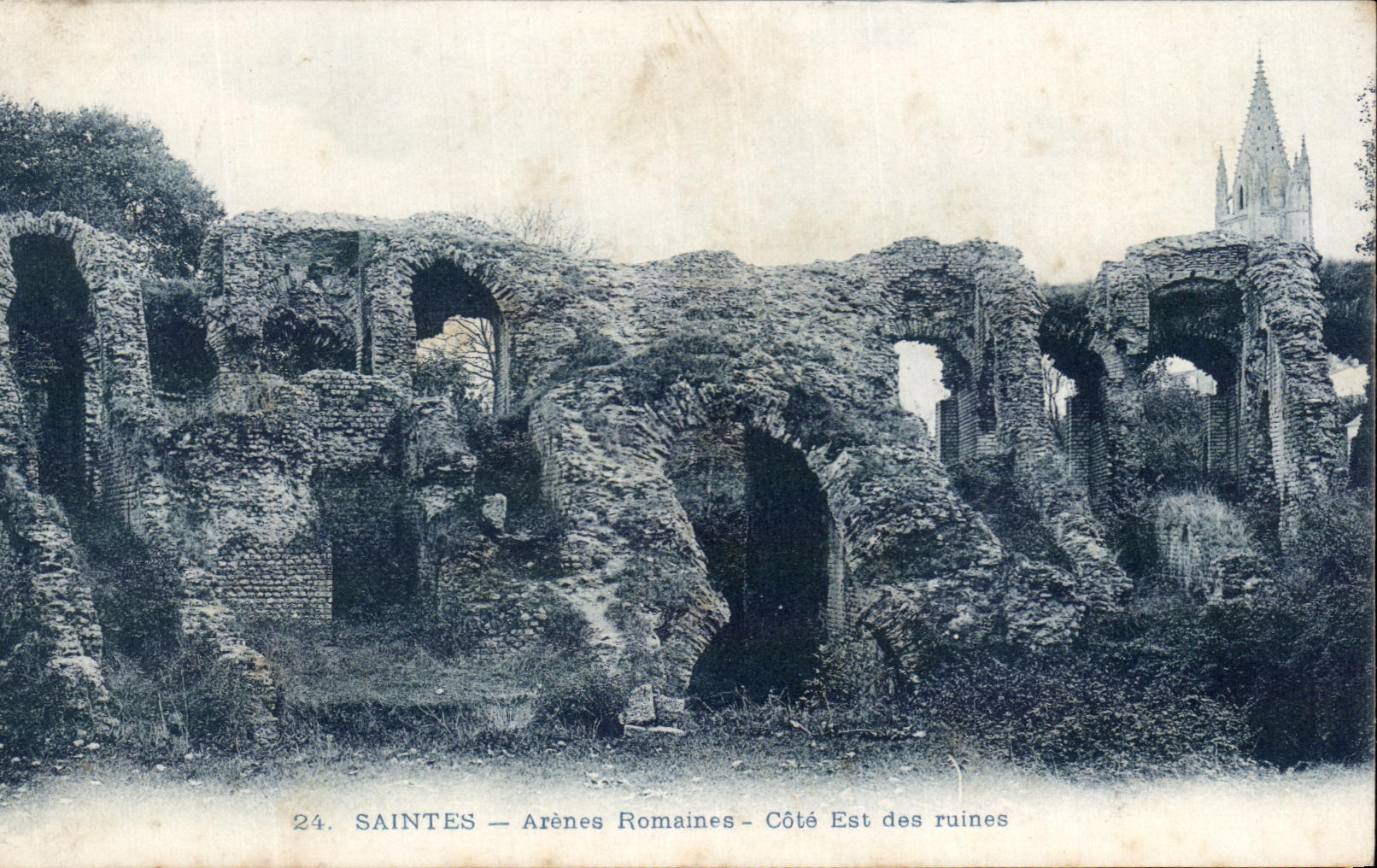 CPA Saintes Arenes Romaines Cotes Est des Ruines 