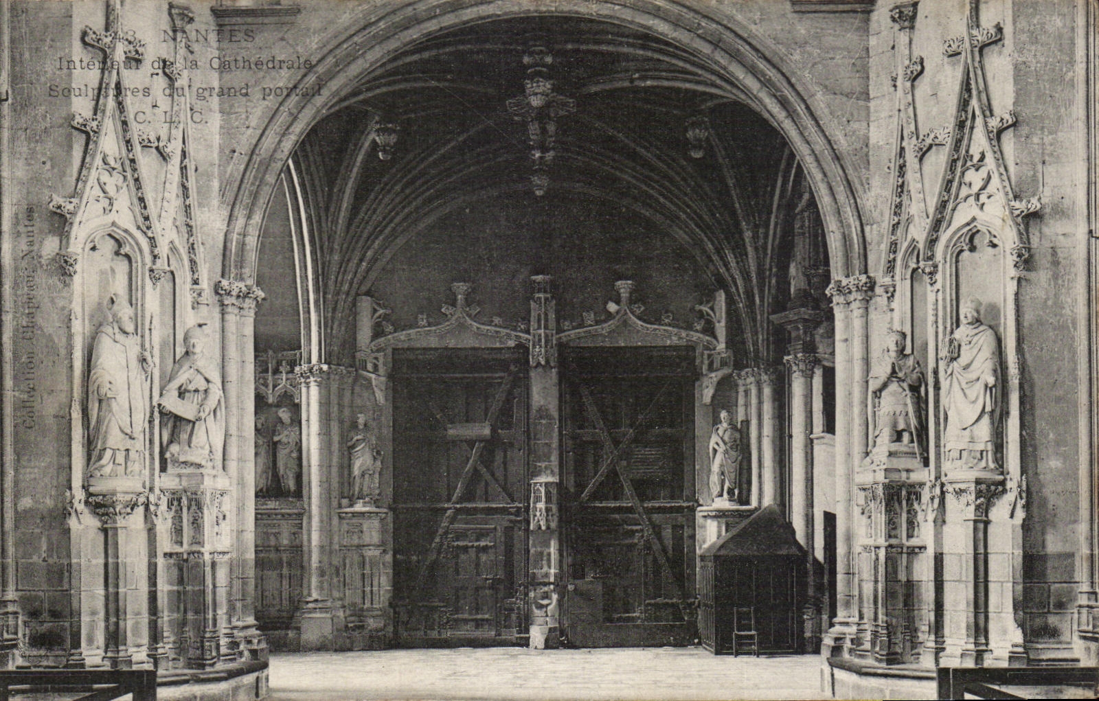 CPA Interior Nantes of the Cathedral Sculptures of the large gate