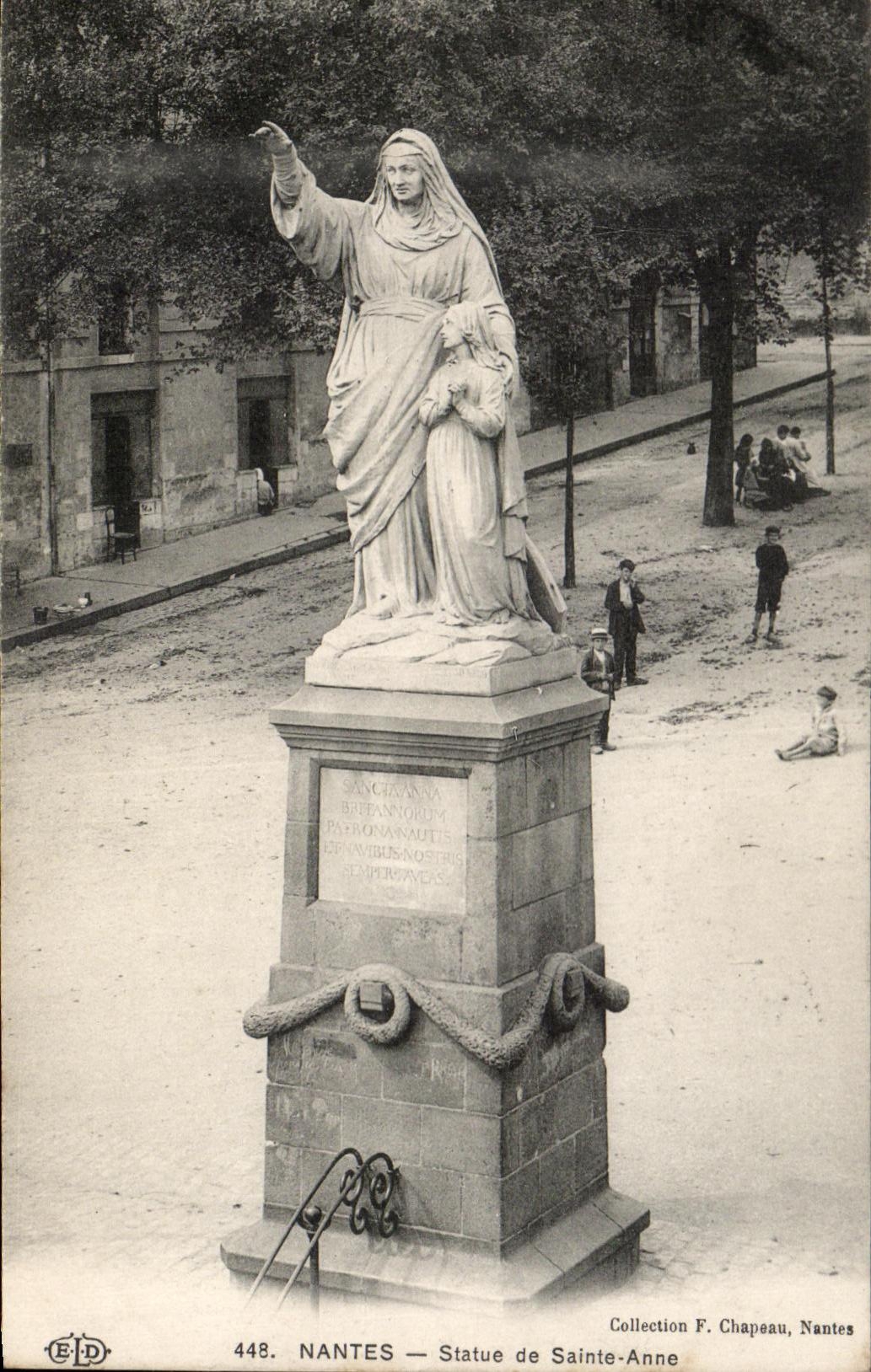 CPA Nantes Statues of Saint Anne Enfants