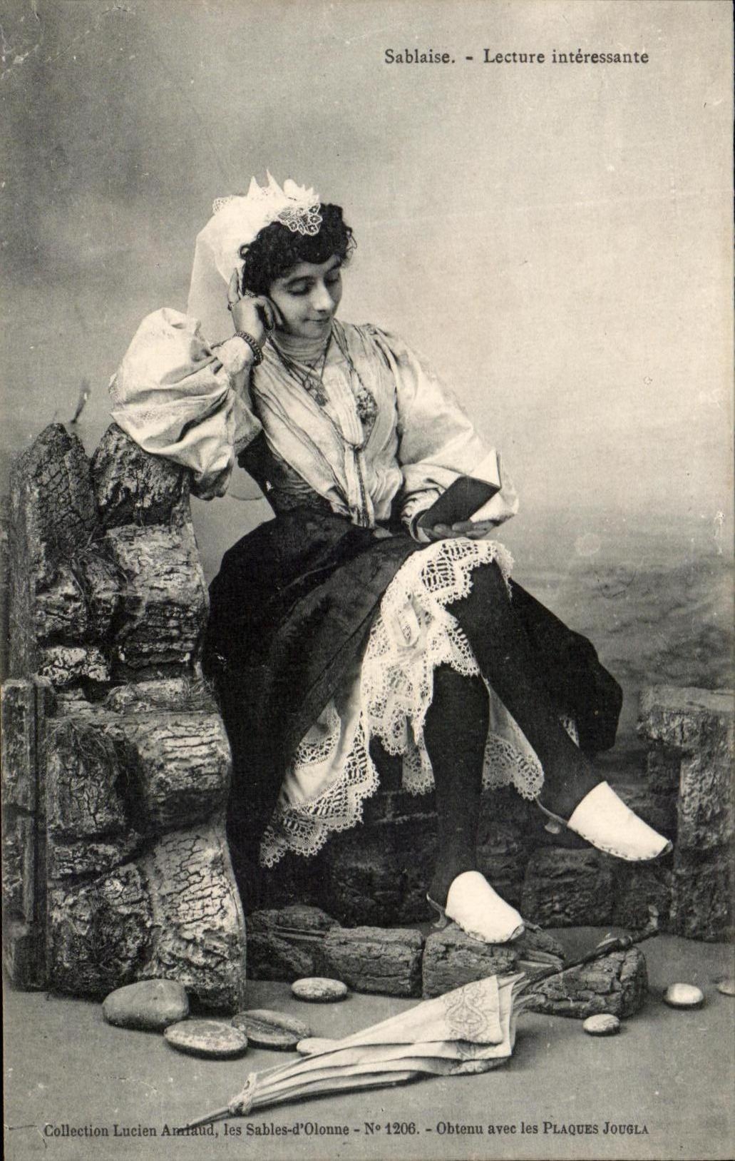 CPA Sablaise Lecture Interessante Folklore Costume