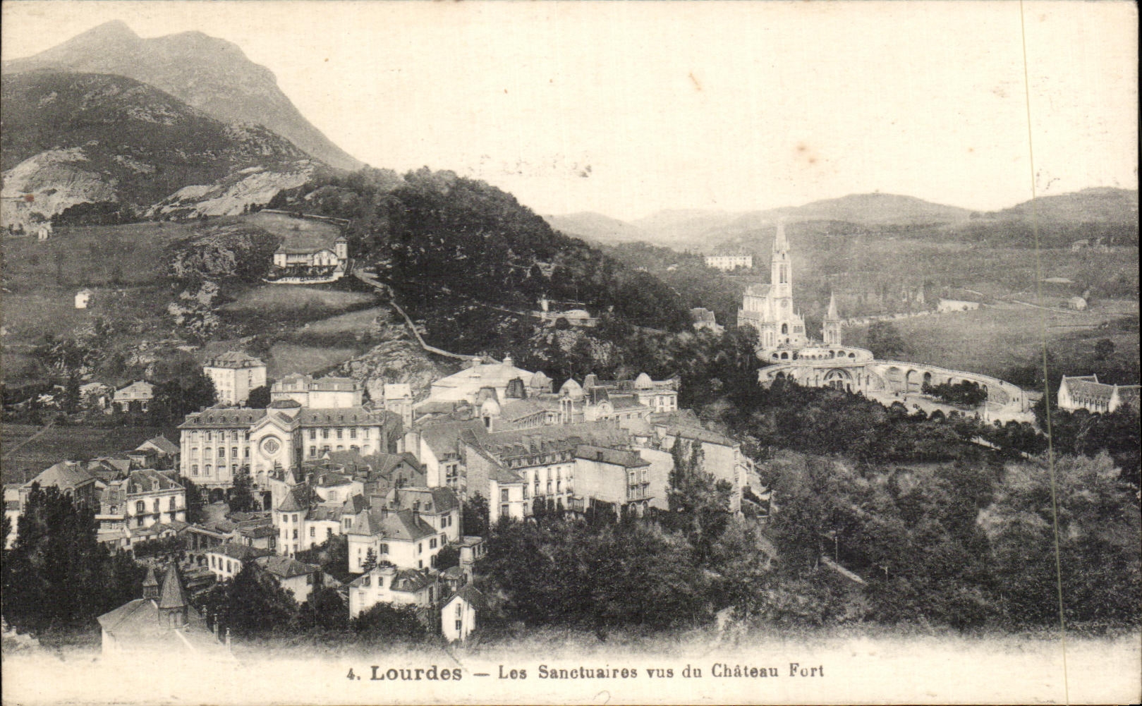 CPA Lourdes Les sanctuaires vue des Chateau Fort 