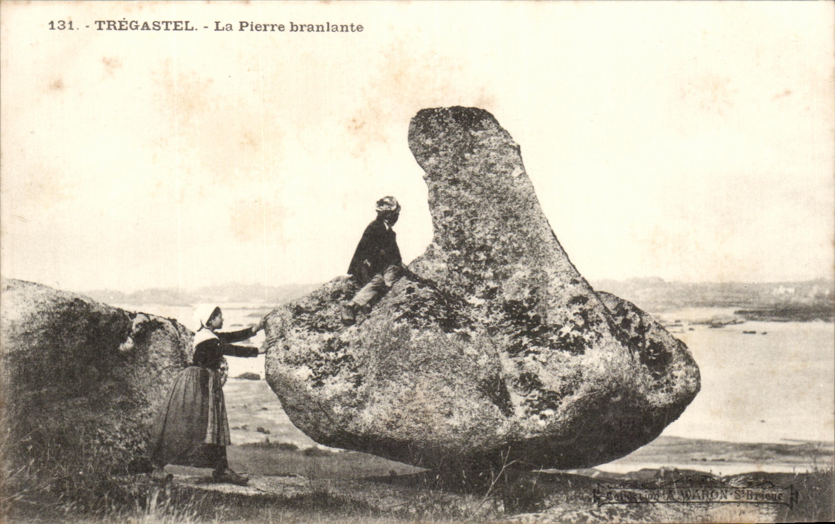 CPA Tregastel La Pierre branlante Enfants Folklore